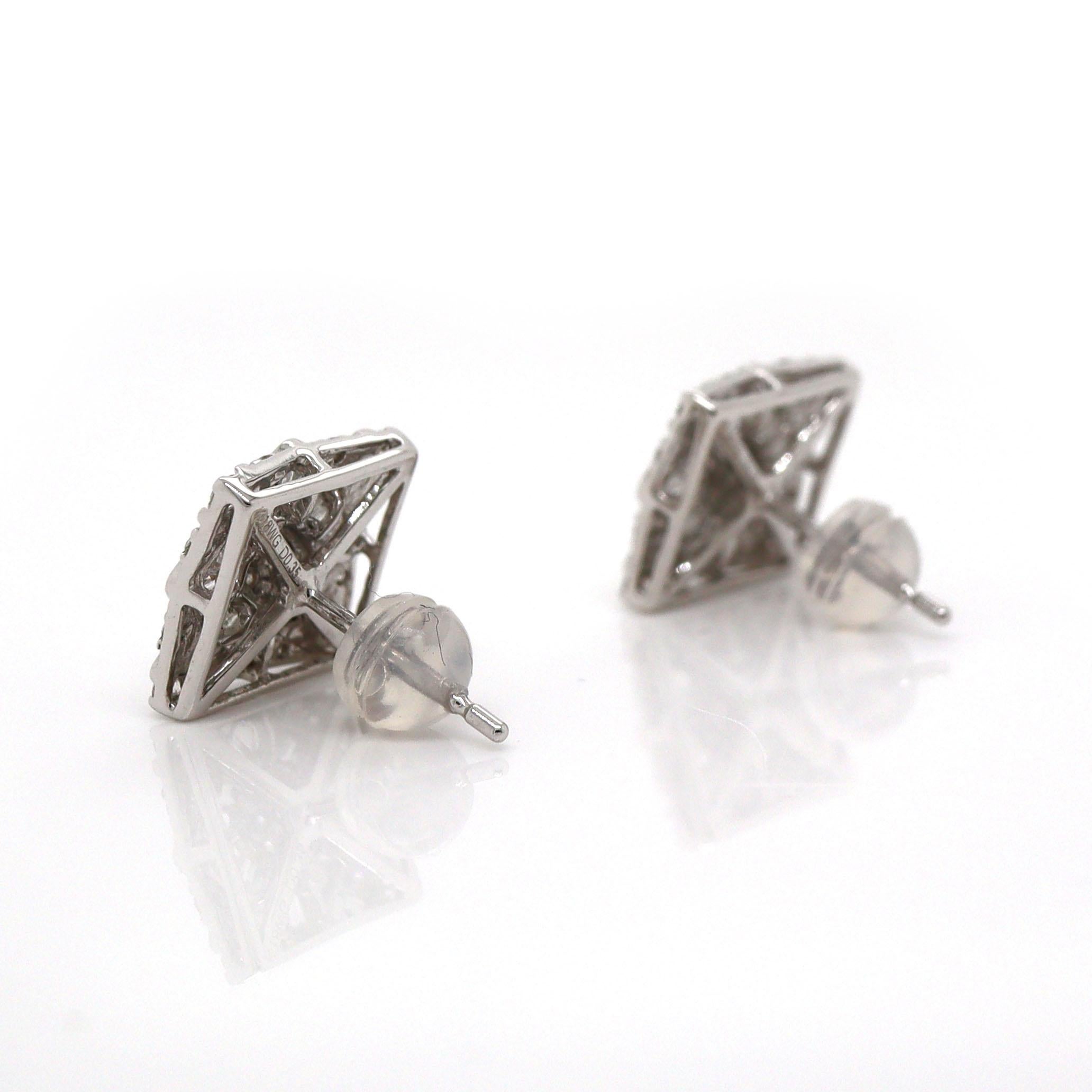 Orecchini a grappolo con diamanti in oro bianco 18 carati

Realizzati nell'intramontabile oro bianco 18CT, gli orecchini presentano diamanti rotondi taglio brillante in un grappolo di forma quadrata e sono dotati di perni con chiusura in