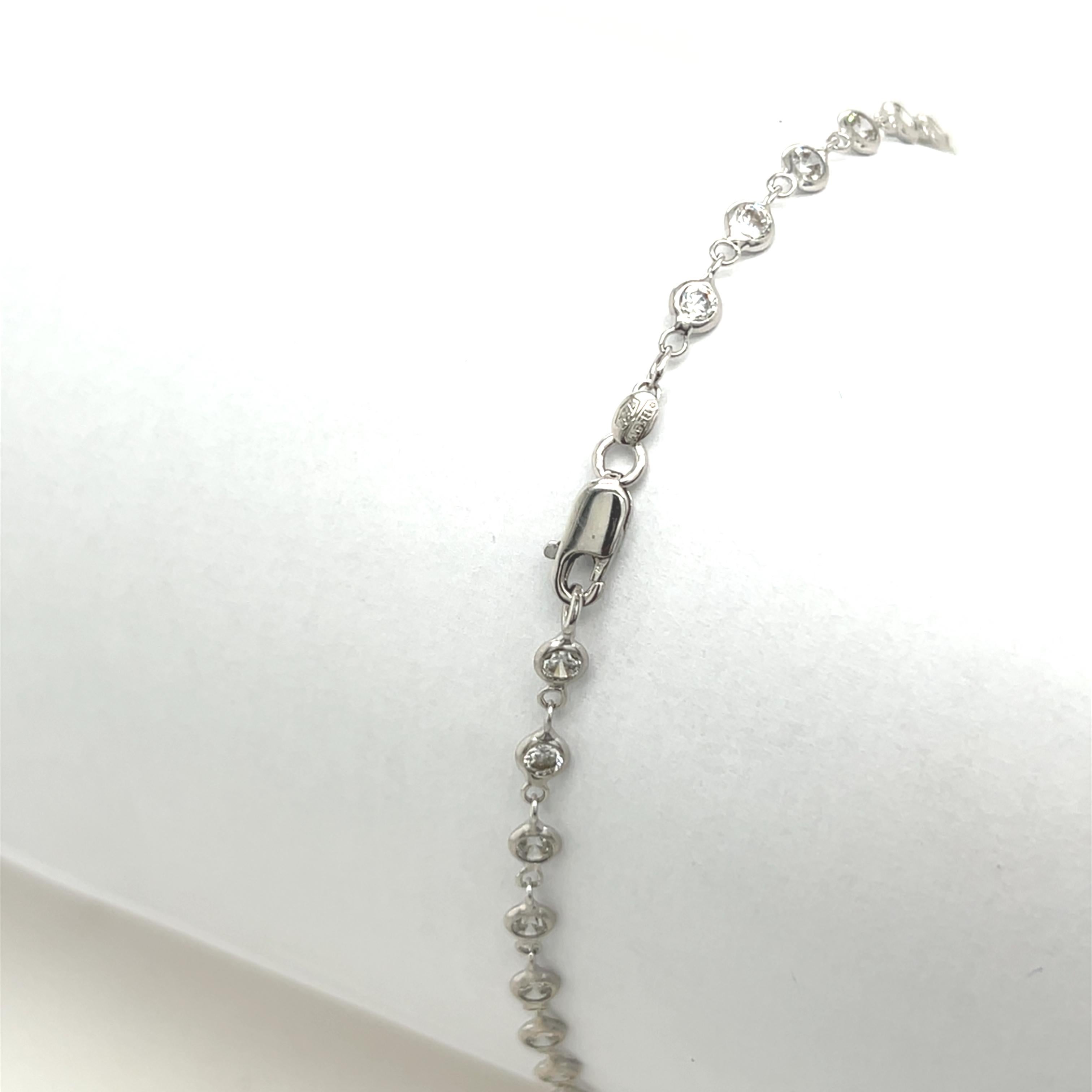 Una impresionante expresión de elegancia clásica, 
esta pulsera está fabricada en oro blanco de 18 ct y 
engastada con diamantes naturales redondos talla brillante de 1,0 ct.
Este diseño es ideal para llevarlo a diario.

Peso total del diamante: 1,0
