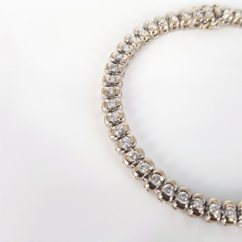 18ct White Gold Diamond Tennis Bracelet In Excellent Condition In Cape Town, ZA