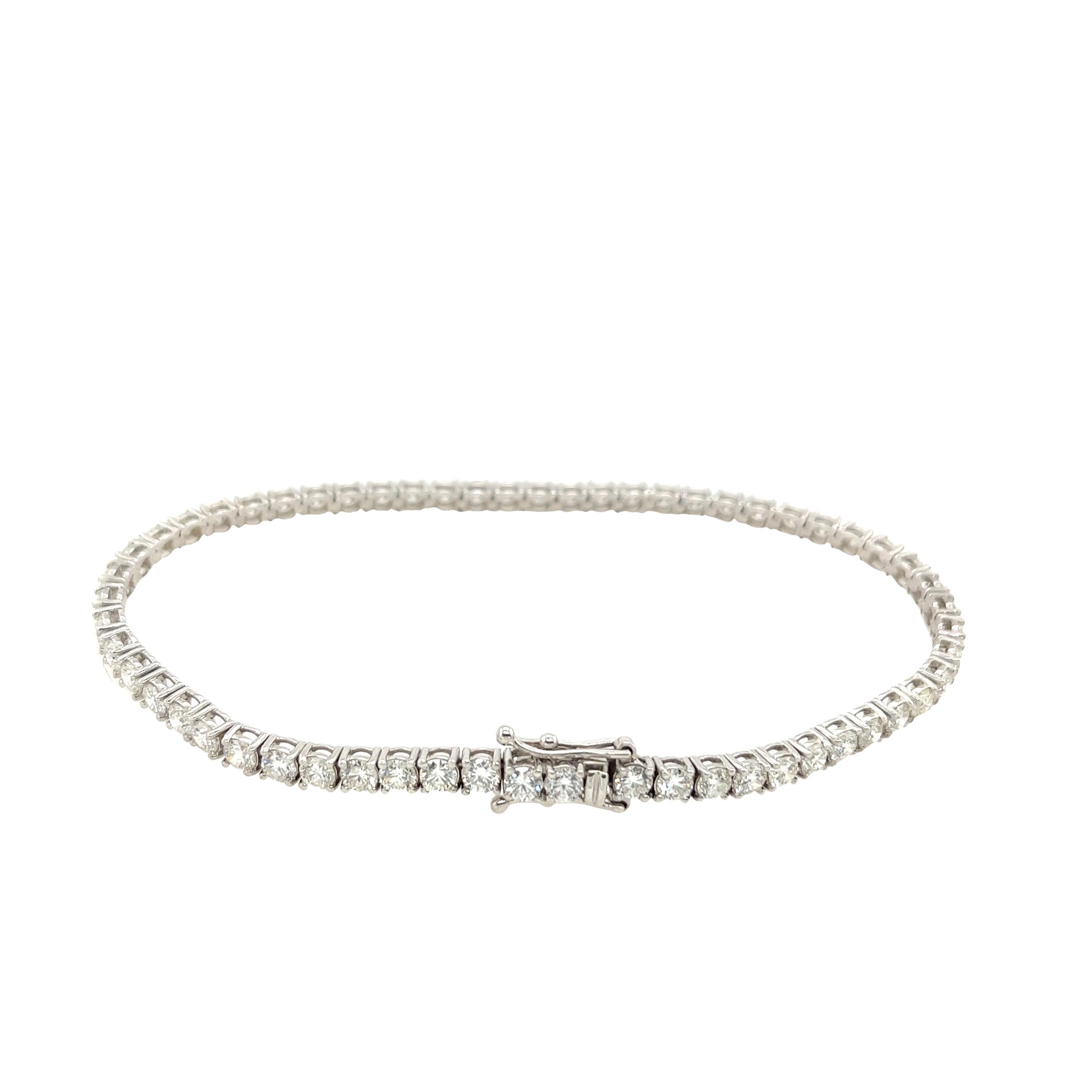 18ct White Gold Diamond Tennis Bracelet Set With 5.14ct F/SI Natural Diamonds In Excellent Condition For Sale In London, GB