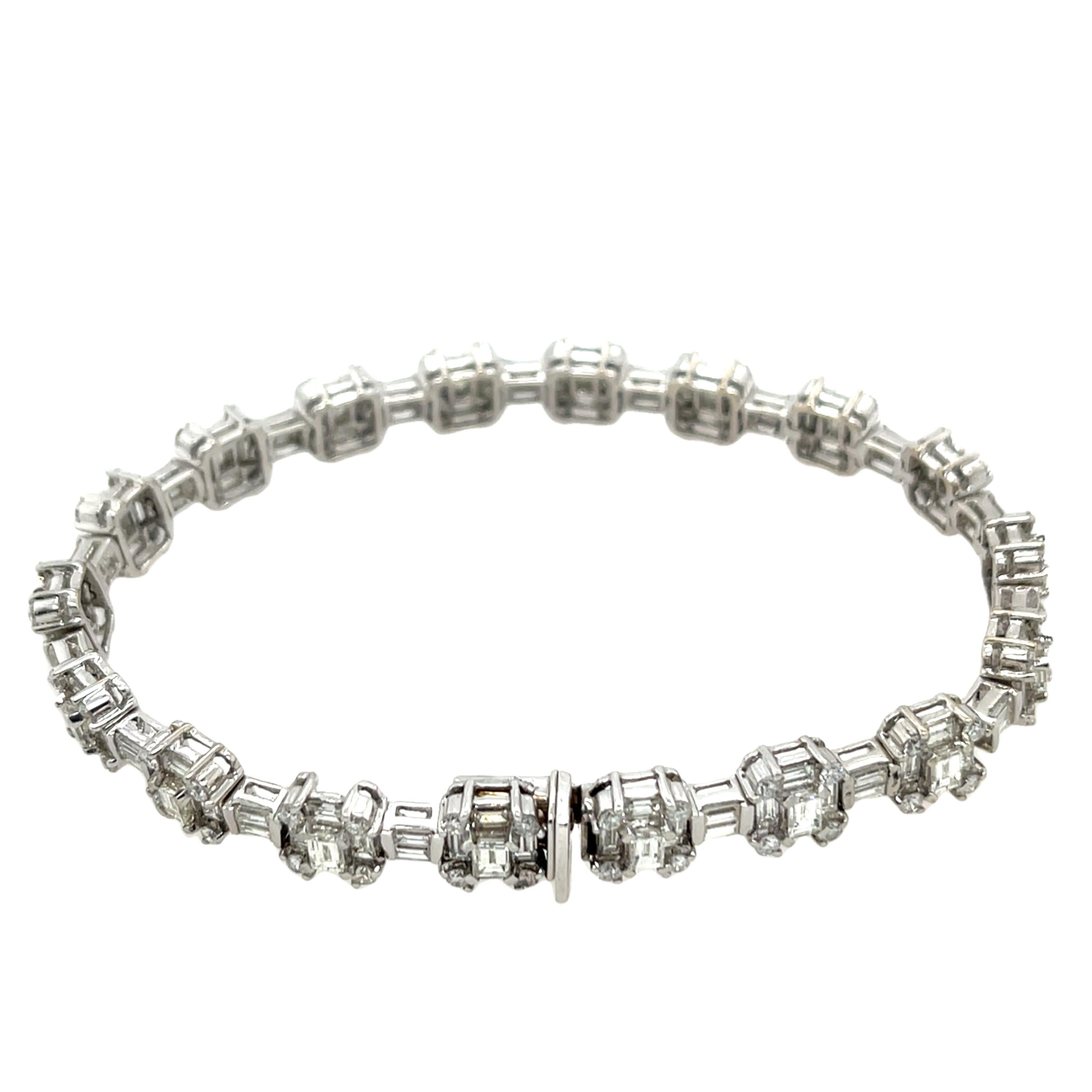 18ct White Gold Diamond Tennis Bracelet Set With 6.0ct G/VS2 Natural Diamonds In Excellent Condition In London, GB