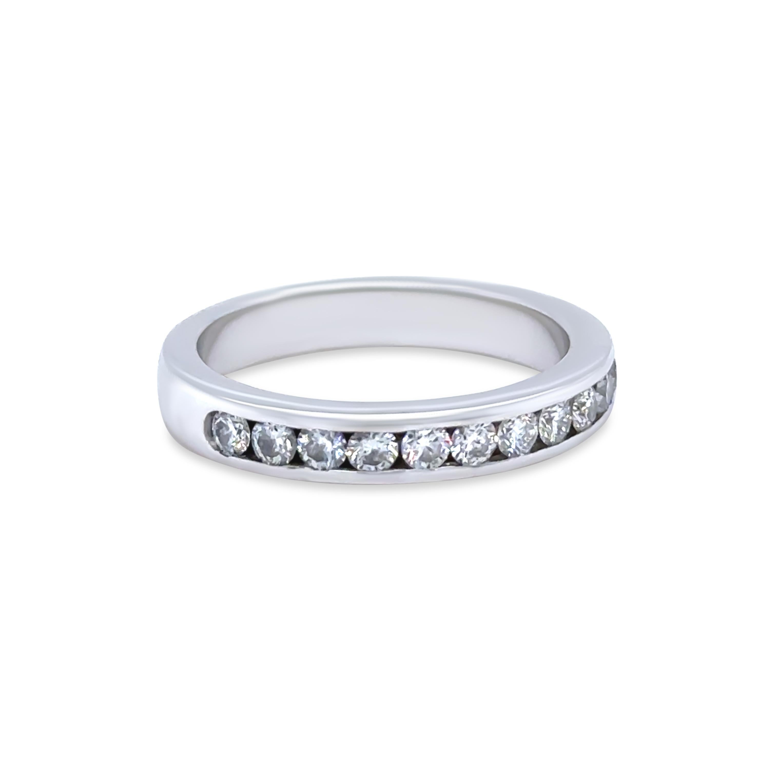 Bague sophistiquée en or blanc 18ct, élégamment sertie de 12 diamants ronds de taille brillant dans une monture canal classique. Chaque diamant mesure environ 2,40 mm de diamètre, avec un poids individuel de 0,05 ct, pour un total de 0,60 ct. Ces