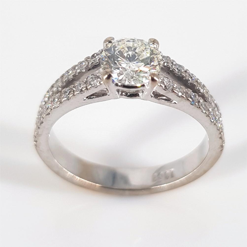 Atemberaubend, schön und gewagt - dieser Ring sagt alles. Dieser Ring aus 18 Karat Weißgold mit einem Gewicht von 3,7 Gramm ist mit 1 RBC-Diamanten (IJ Si1) mit einem Gewicht von 0,59 Karat besetzt und von 32 Diamanten im Brillantschliff (HI vs-si)