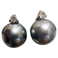 18ct White Gold Earrings, Set With 2 Gray Cultured Pearls And 2 Brilliants