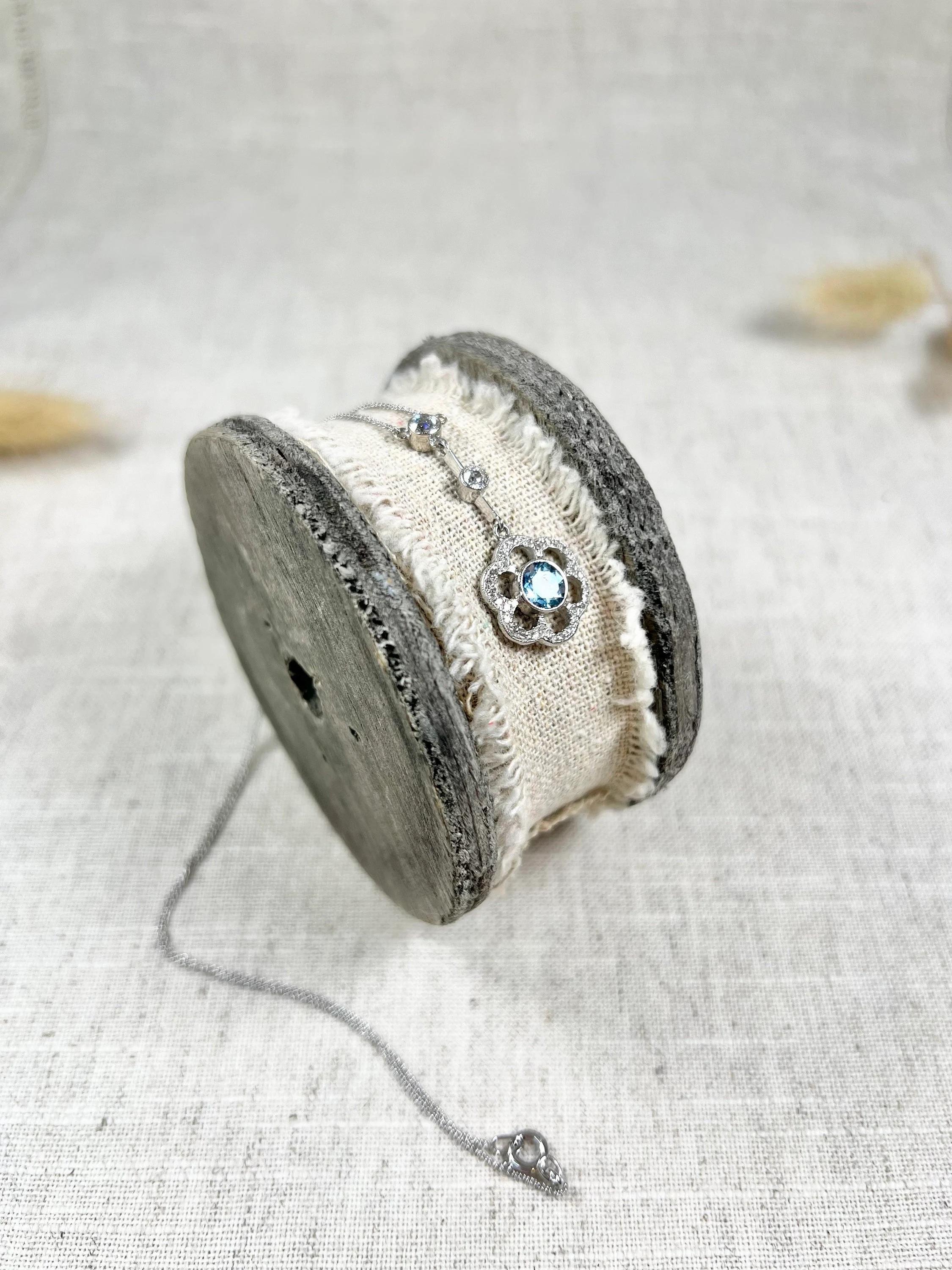 18ct White Gold Edwardian Aquamarine Diamond Articulated Flower Pendant Necklace In Good Condition For Sale In Brighton, GB
