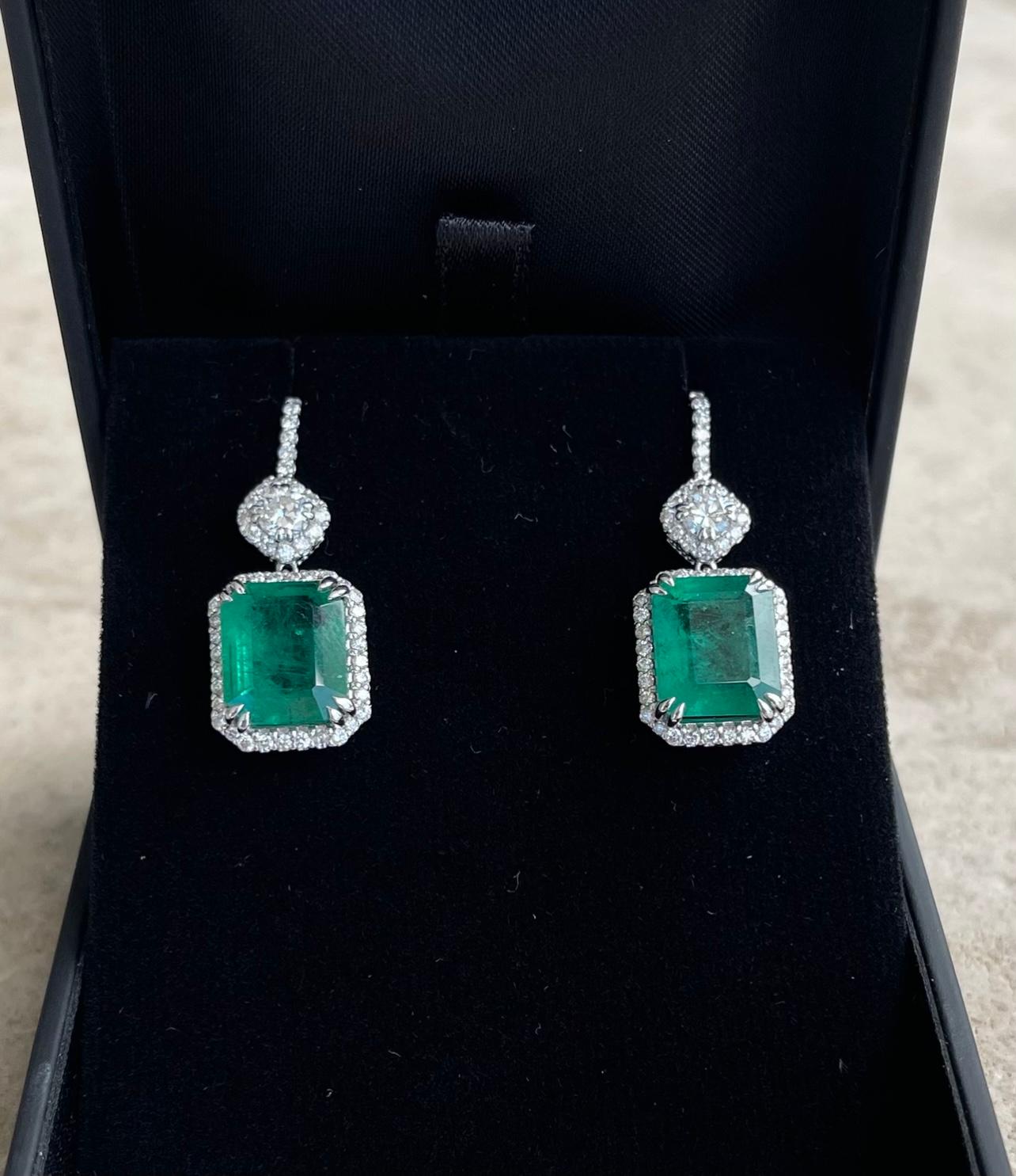 18ct White Gold Emerald and Diamond Earrings In New Condition For Sale In Sydney, NSW