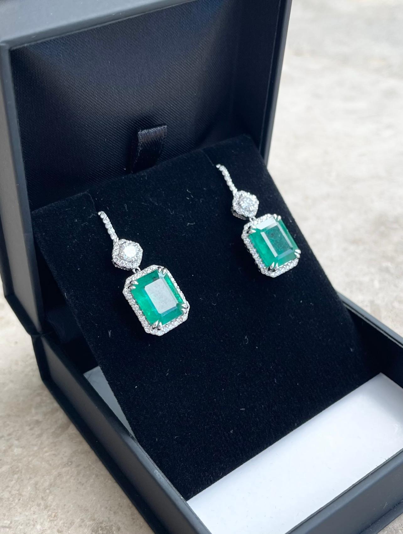 18ct White Gold Emerald and Diamond Earrings For Sale 1