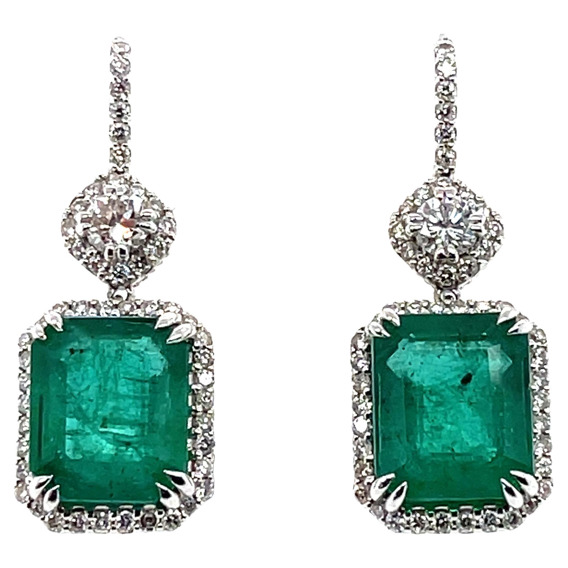 Ohrringe aus 18 Karat Weißgold mit Smaragd und Diamant im Angebot