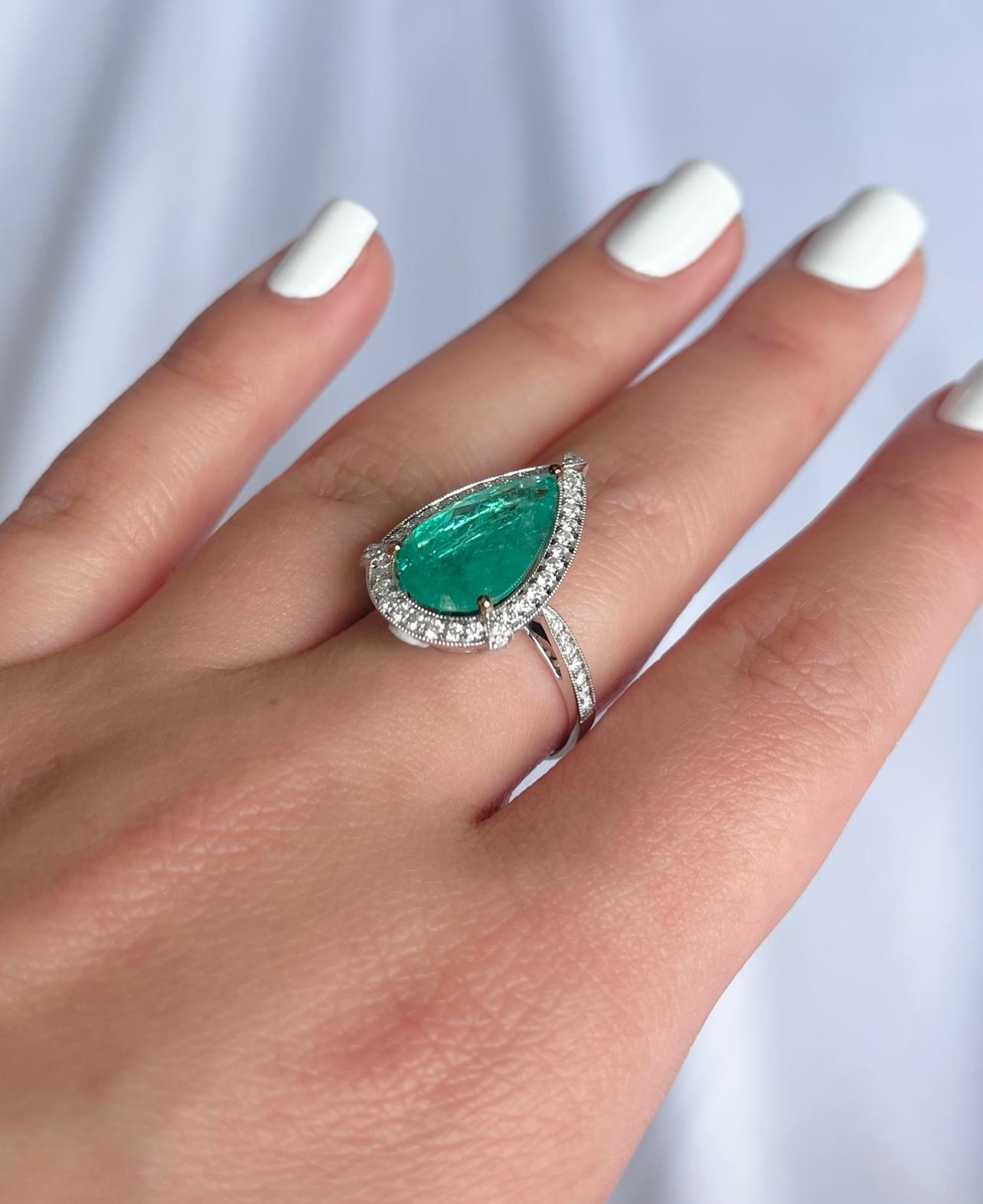 18ct White Gold Emerald and Diamond Ring In New Condition For Sale In Sydney, NSW