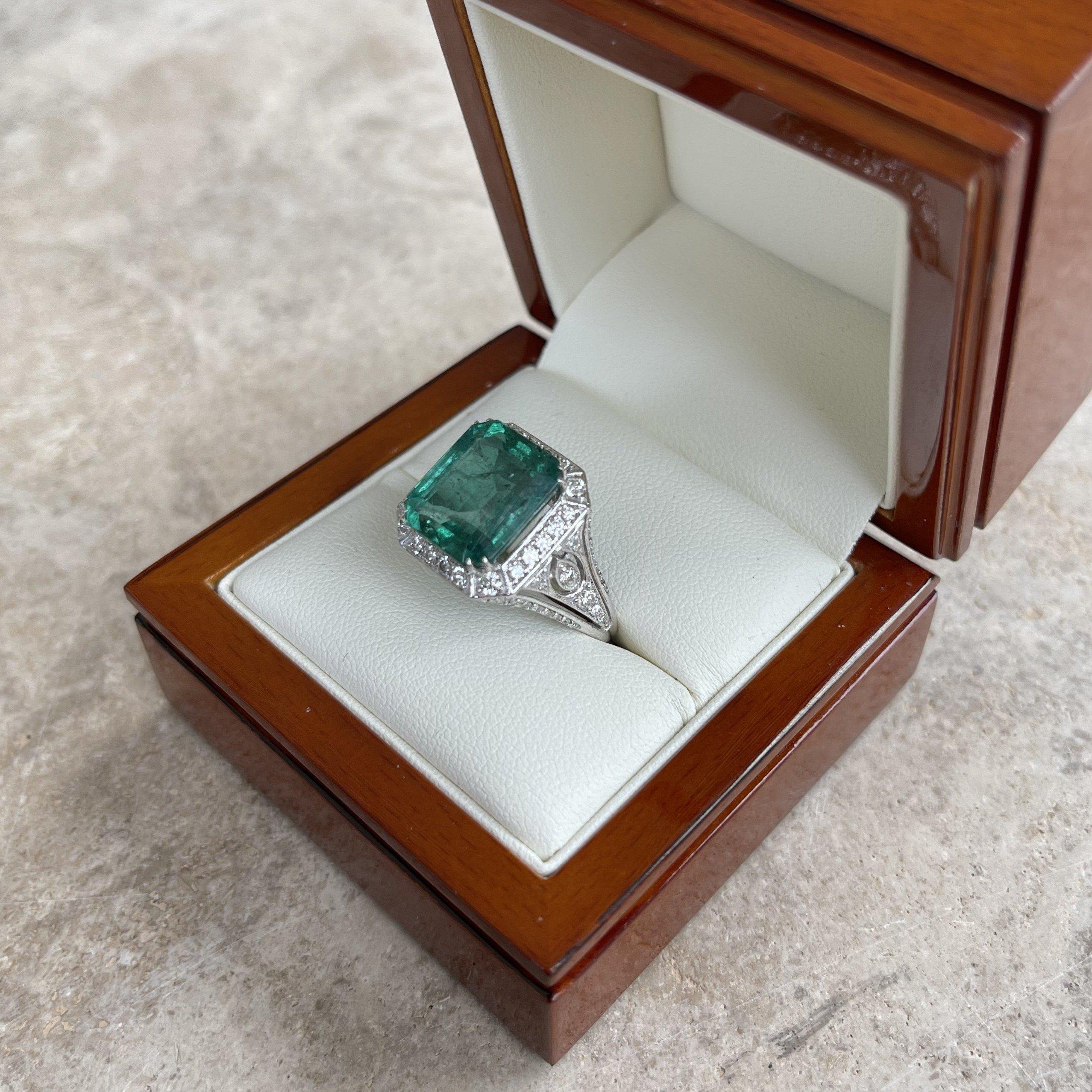 18 Karat Weißgold Ring mit Smaragd und Diamant im Angebot 1