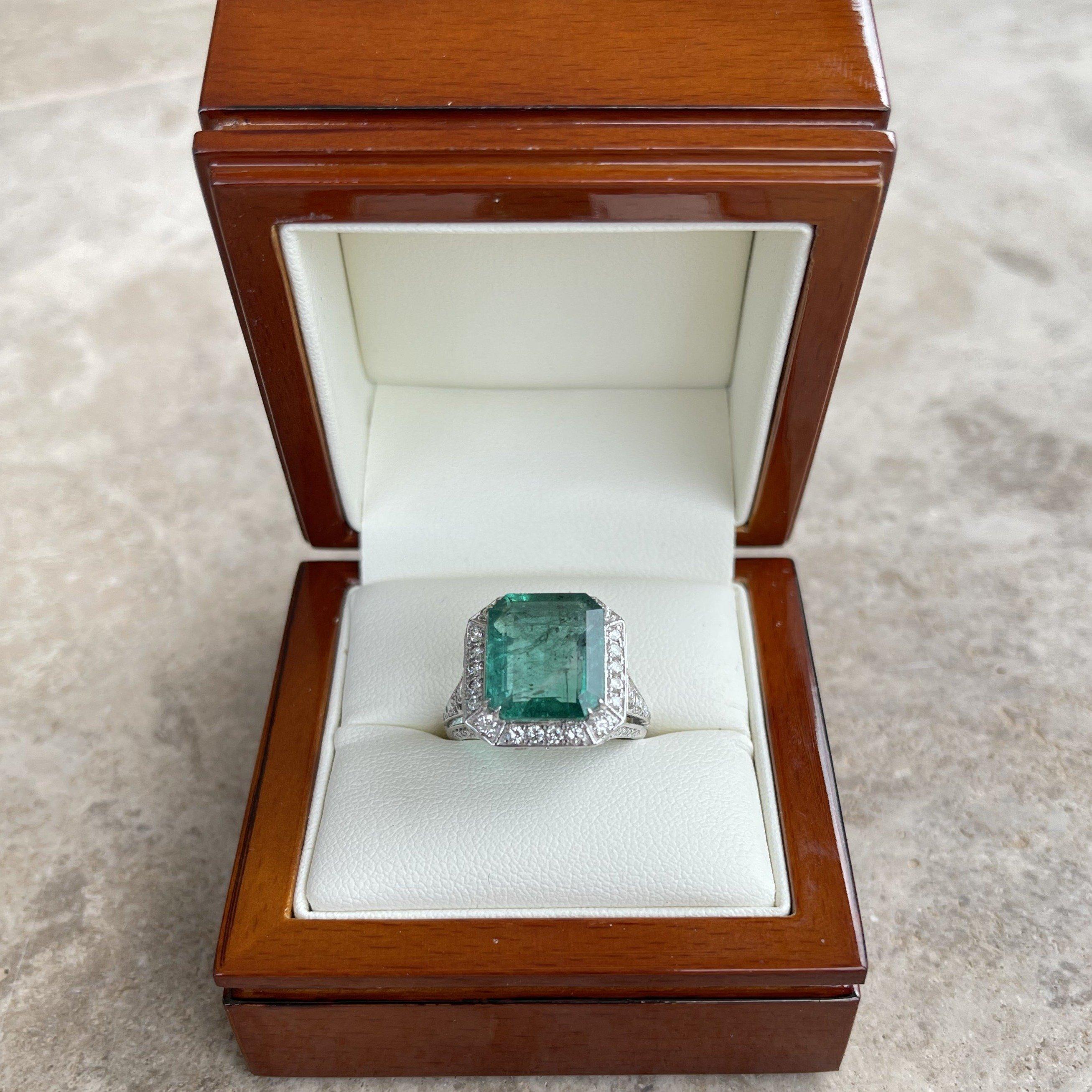 18 Karat Weißgold Ring mit Smaragd und Diamant im Angebot 2