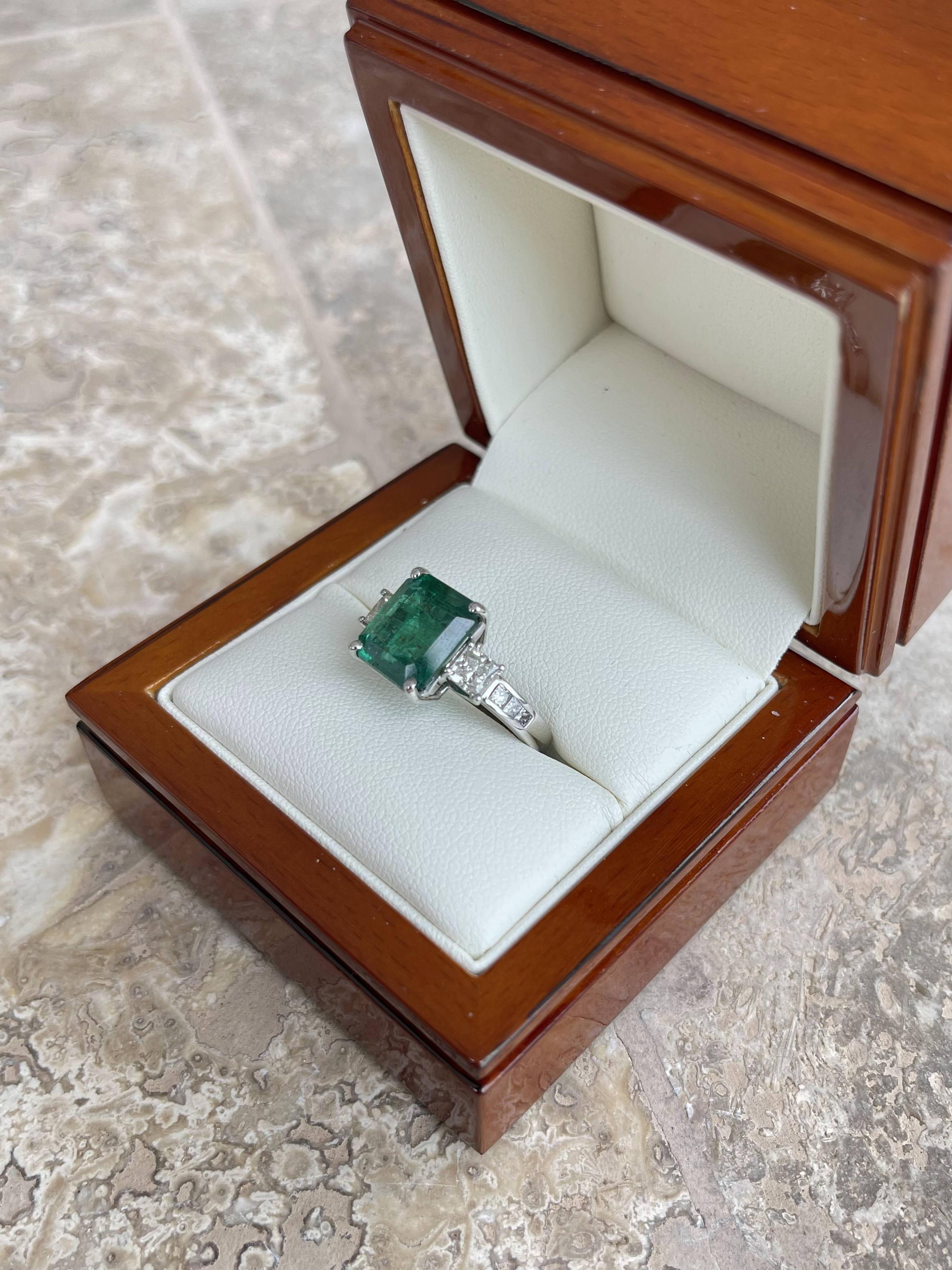 18Ct White Gold Emerald and Diamond Ring In New Condition In Sydney, NSW