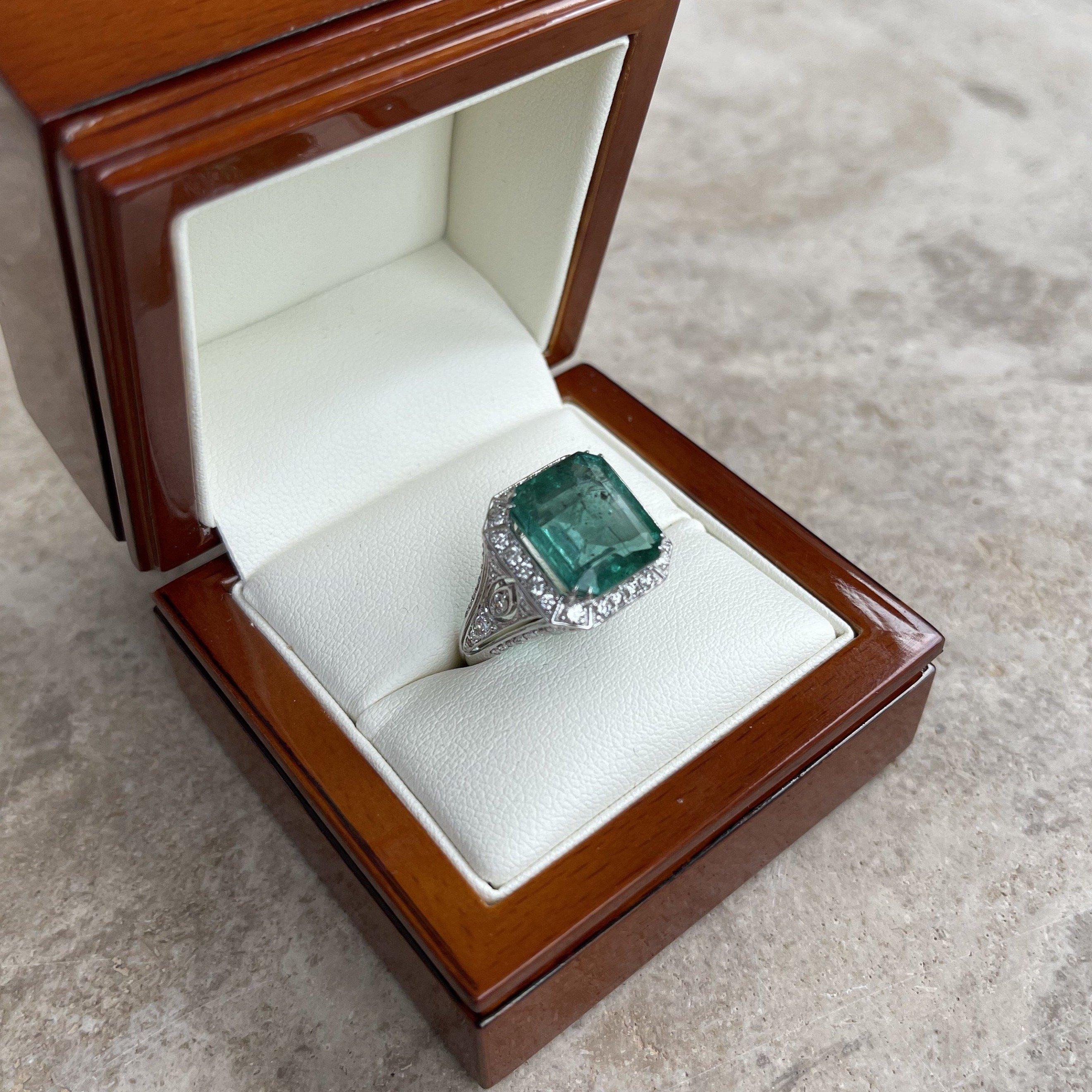18 Karat Weißgold Ring mit Smaragd und Diamant im Angebot 3