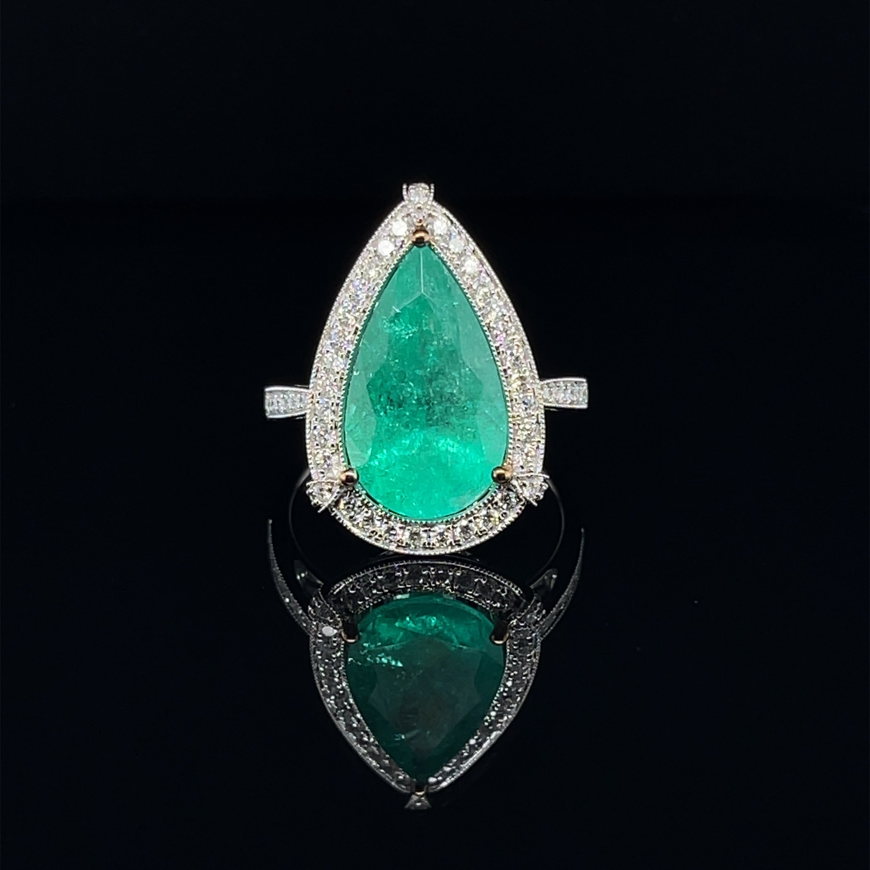 Contemporary 18ct White Gold Emerald and Diamond Ring For Sale
