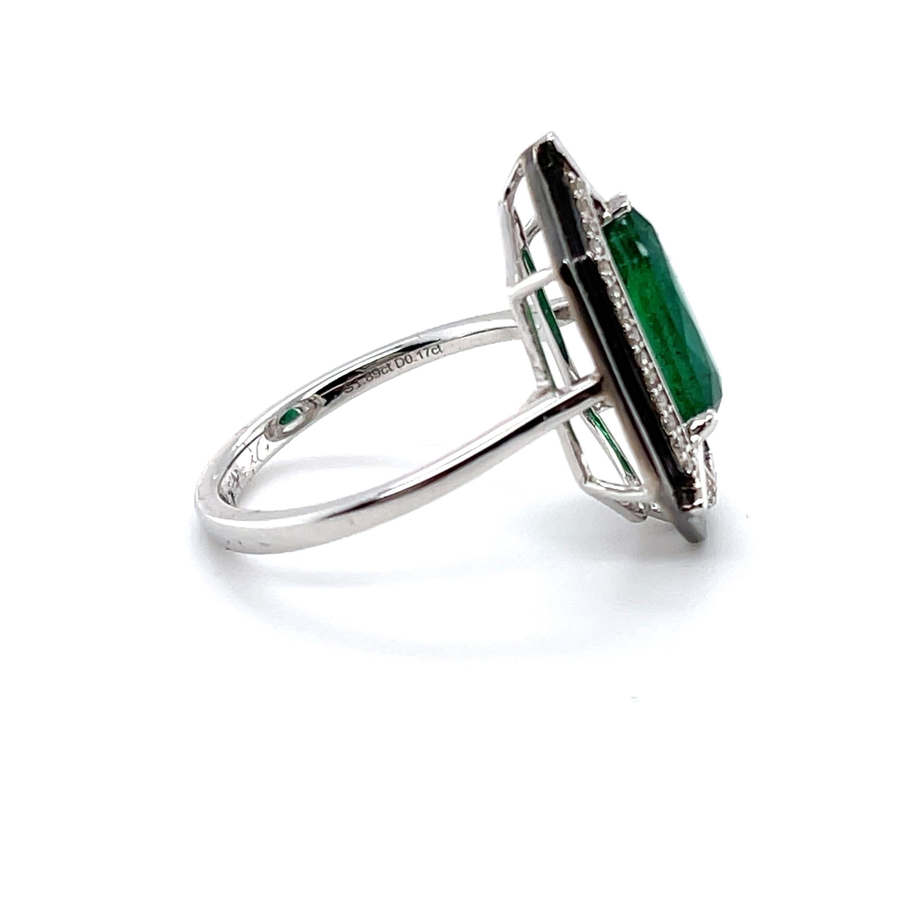For Sale:  18ct White Gold Emerald Diamond and Onyx Dress Ring 2