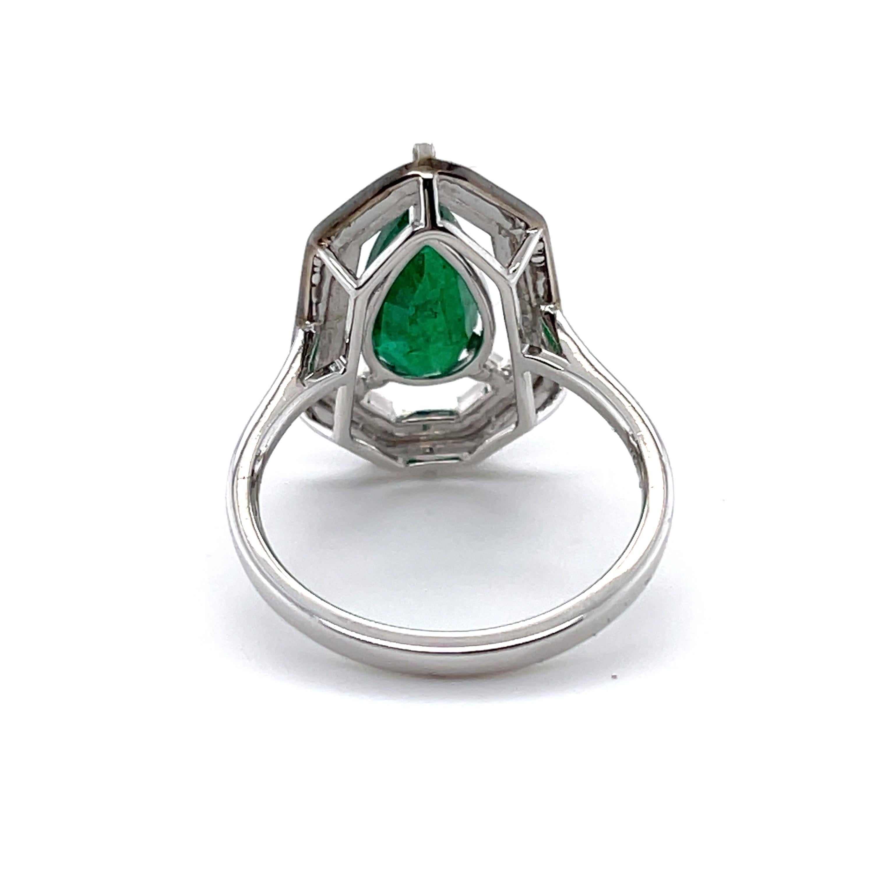 For Sale:  18ct White Gold Emerald Diamond and Onyx Dress Ring 4