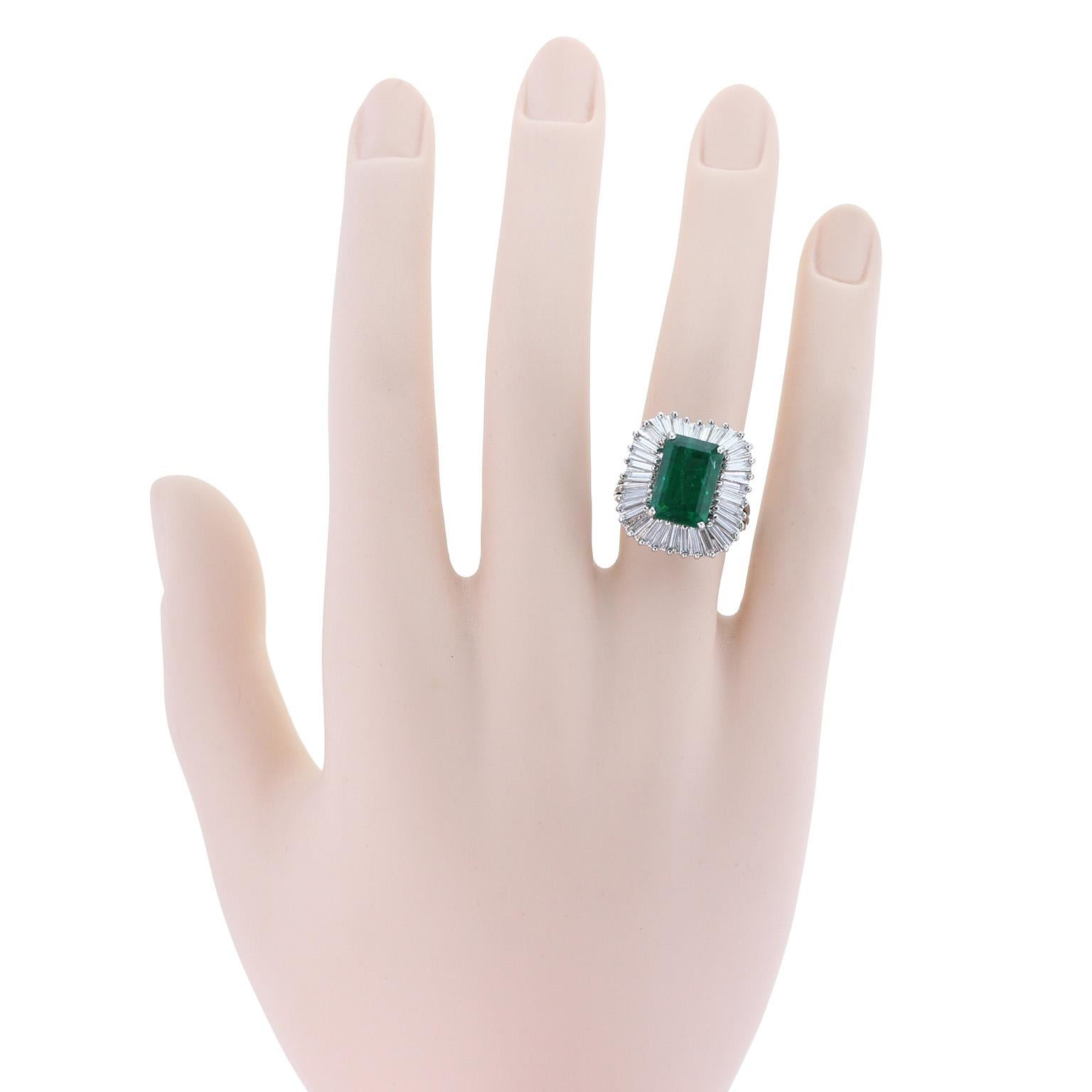 18 Carat White Gold Emerald Diamond Ballerina Cluster Cocktail Ring In Excellent Condition For Sale In Newcastle Upon Tyne, GB