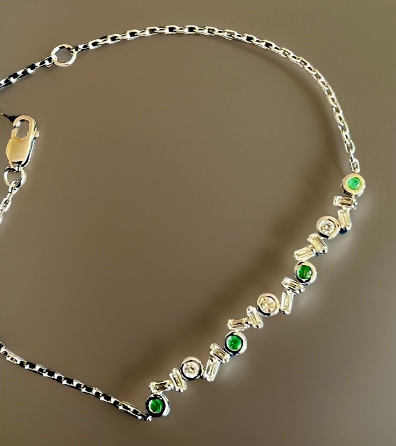 18ct White Gold Emerald Diamond Bracelet 0.50ct Halo Cluster Chain For Sale 2