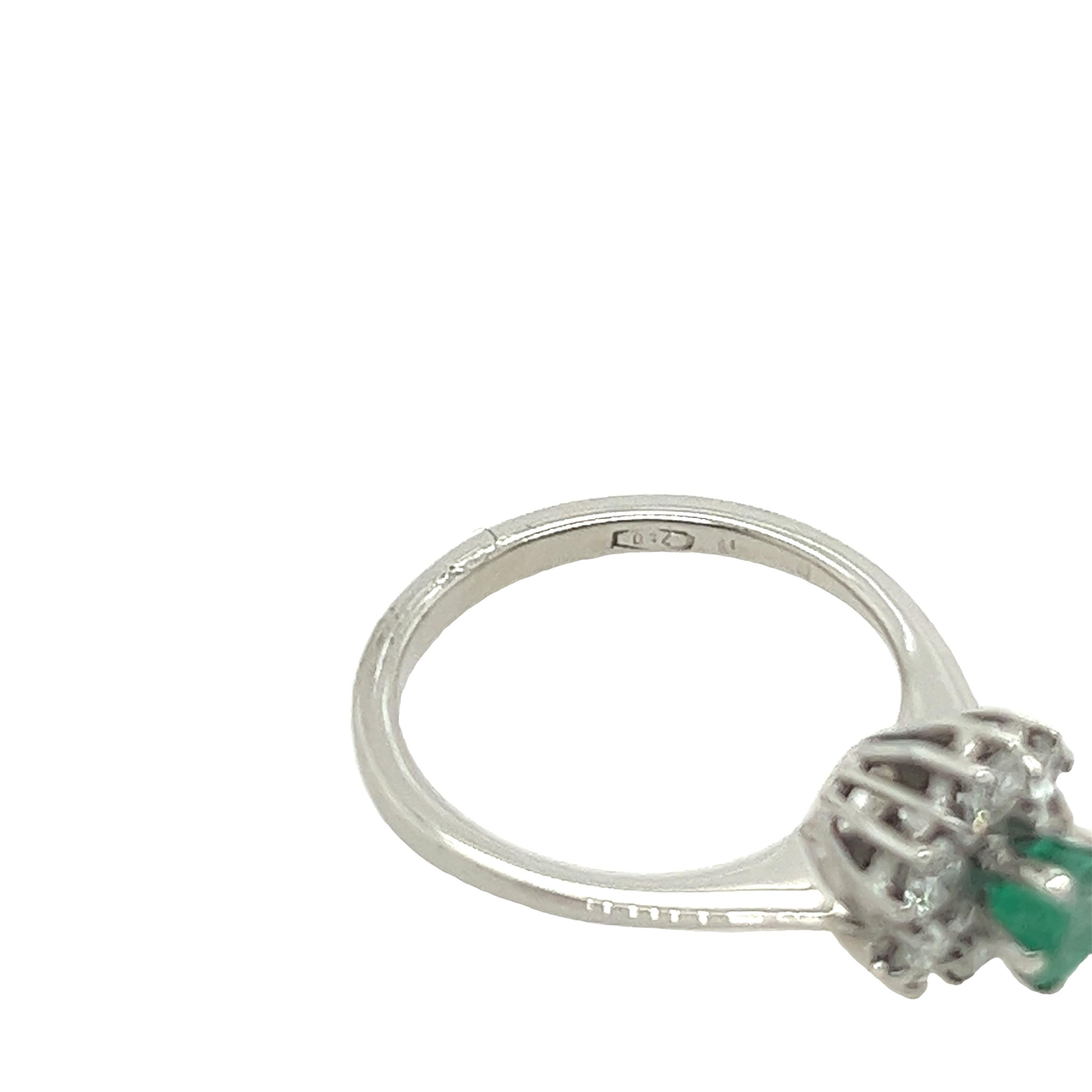 18ct White Gold Emerald & Diamond Cluster Ring In Excellent Condition For Sale In London, GB