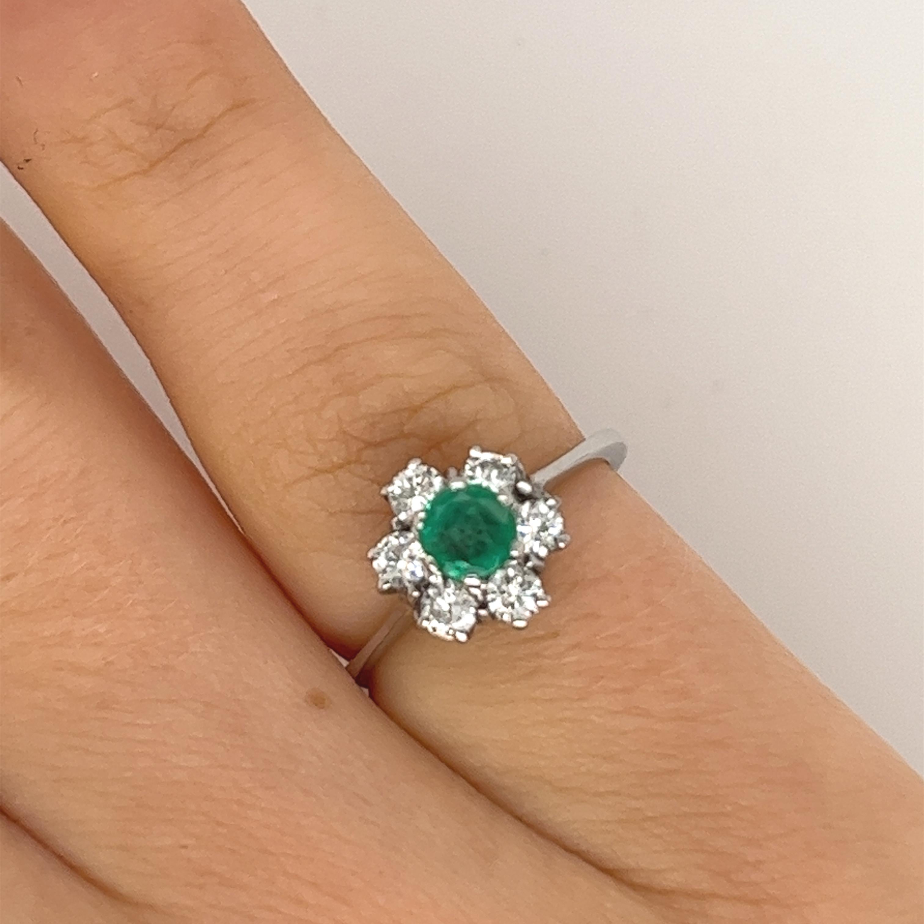 18ct White Gold Emerald & Diamond Cluster Ring For Sale 1