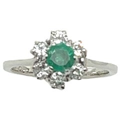Anello con smeraldo e diamante a grappolo in oro bianco 18 ct.