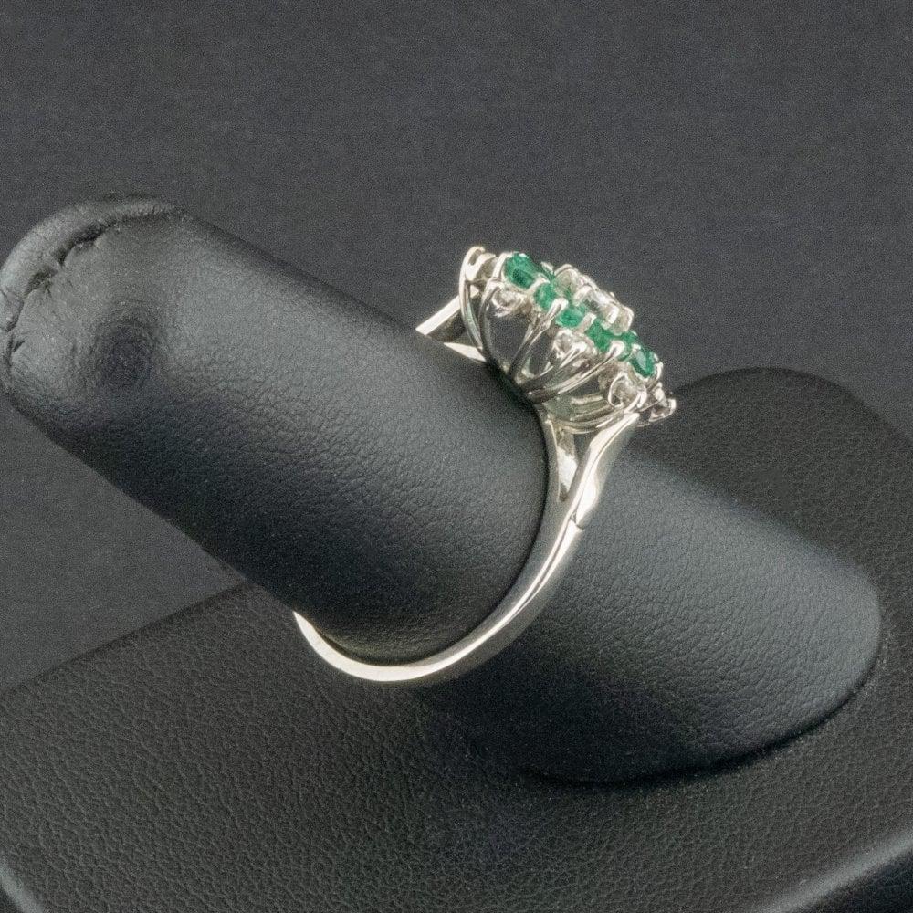 18 Carat White Gold Emerald & Diamond Cluster Ring Size Uk O 4.0g In Good Condition For Sale In Southampton, GB