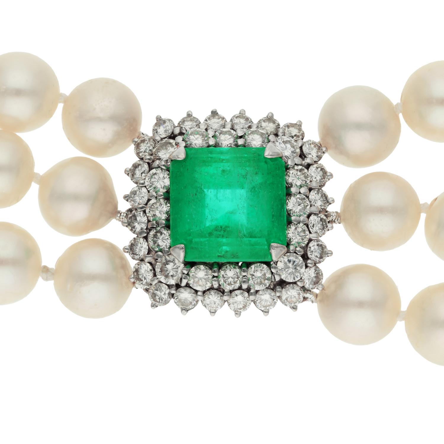18ct White Gold 9ct Emerald, 2.8ct Diamond & Three Strand Cultured Pearl Choker Necklace 

This Pre-loved Emerald, Diamond, &Cultured Pearl Triple Strand Choker exudes timeless elegance. At the heart of this exquisite piece is a rectangular-cut