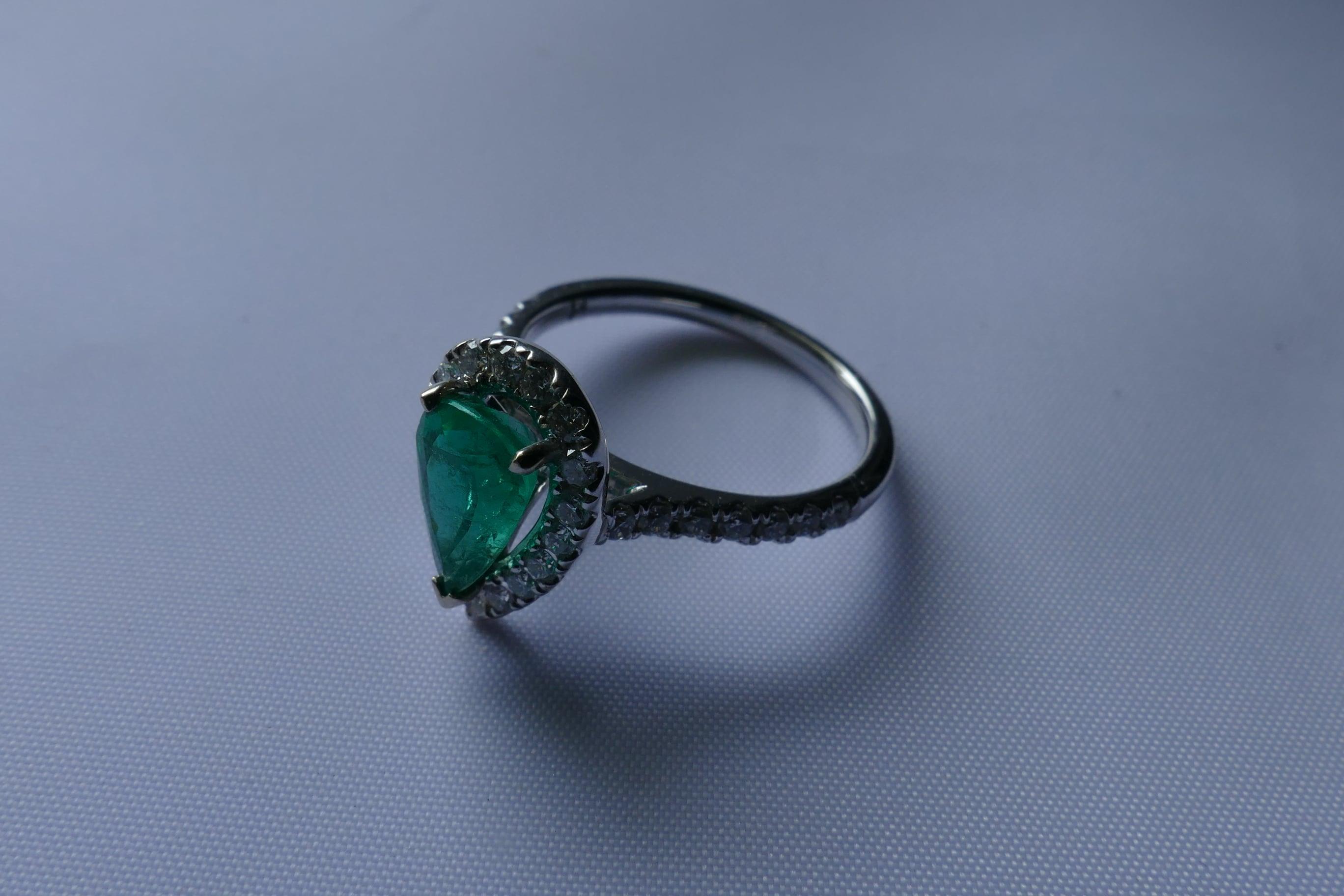 18 Carat White Gold Emerald and Diamond Pear Cut Ring In New Condition In Splitter's Creek, NSW
