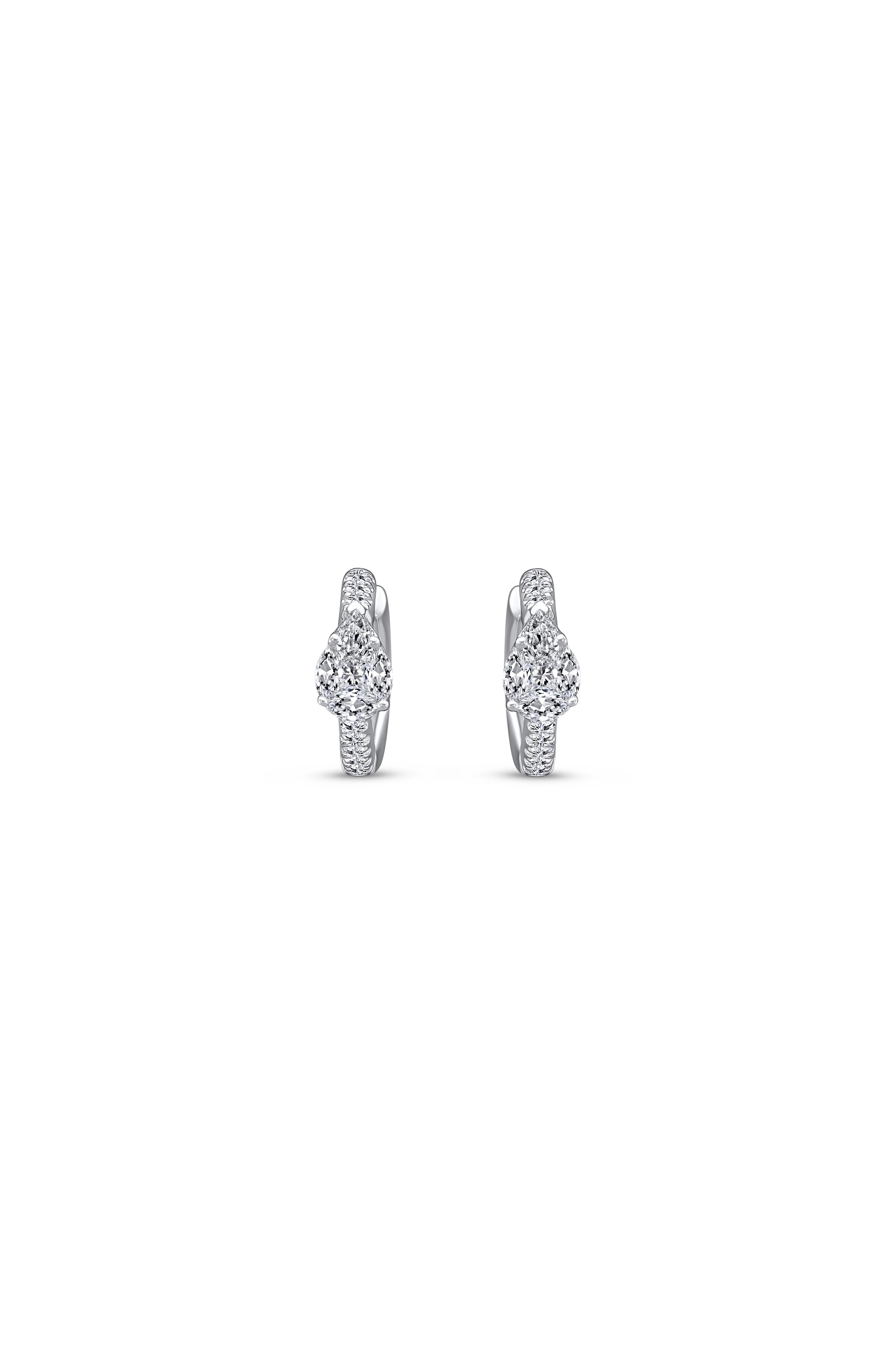 Contemporain Boucles d'oreilles en or blanc 18 ct avec motif poire et diamant naturel miné de forme fantaisie en vente
