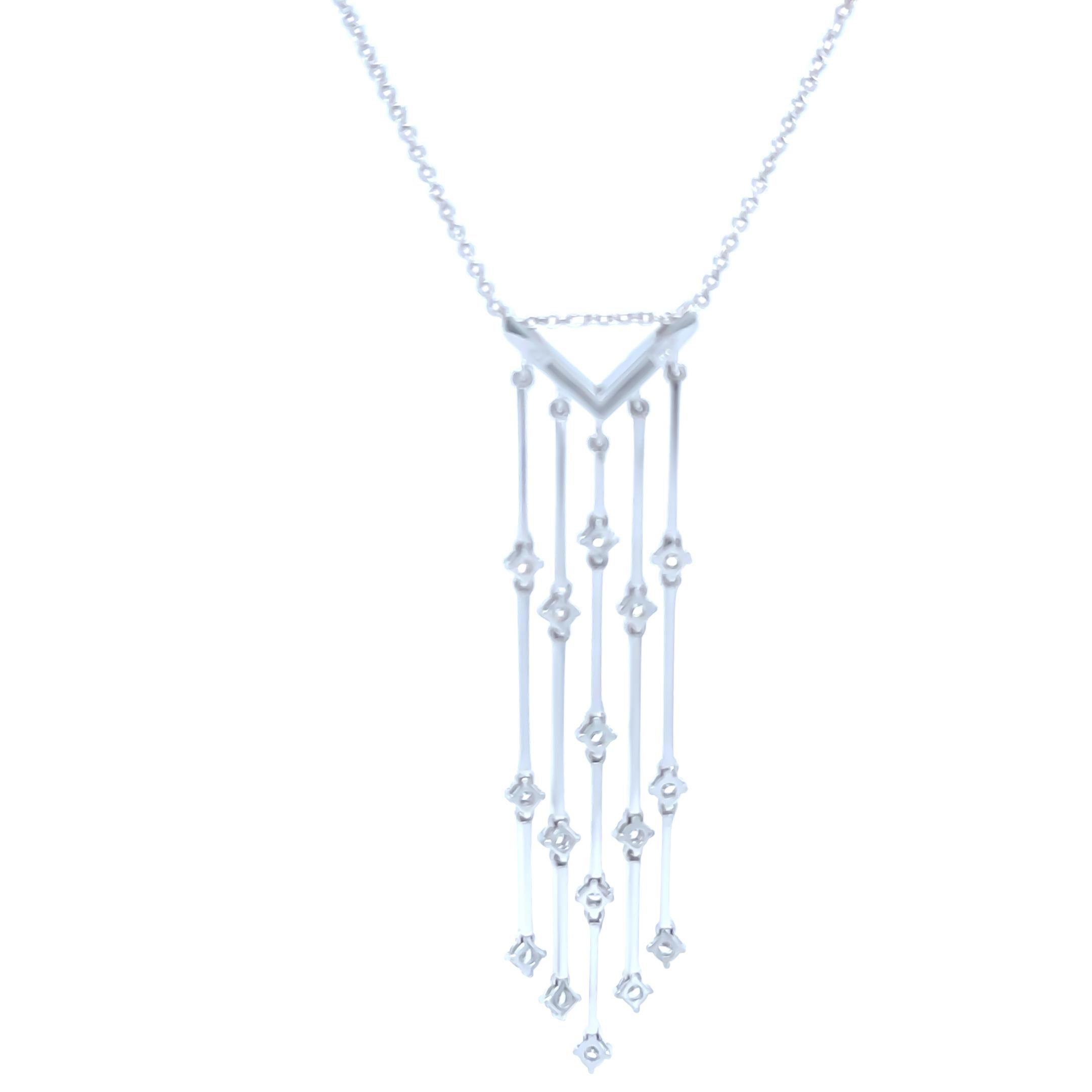 Questo elegante pendente di diamanti è realizzato in oro bianco 18 carati e presenta 16 diamanti rotondi taglio brillante incastonati a griffe lungo cinque graziose gocce. I diamanti hanno un peso totale stimato di 0,64 carati e sono classificati