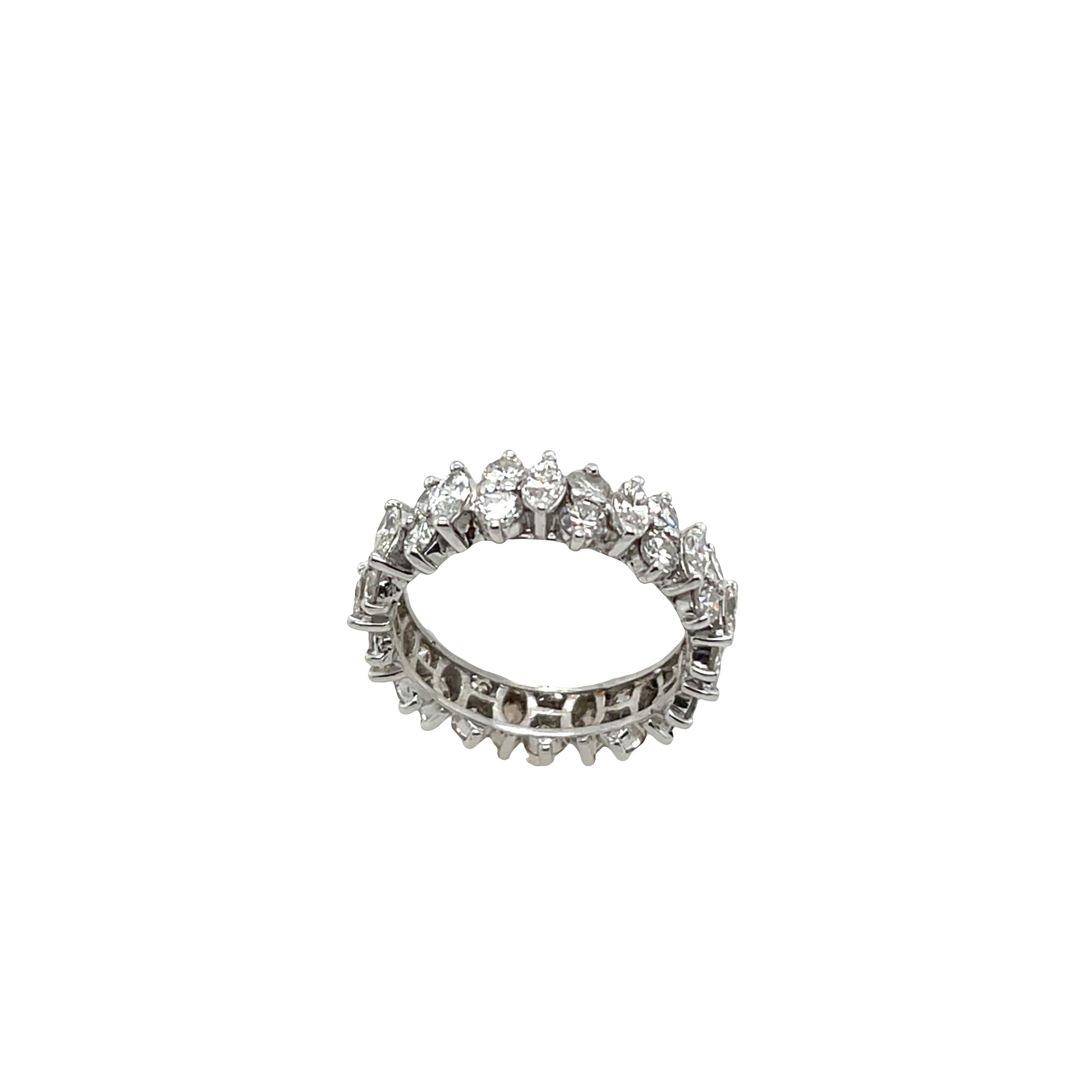 Un impresionante anillo de eternidad completo elaborado en oro blanco de 18 ct, 
engastada con diamantes naturales redondos y marquesa que suman un total de 3,0 ct. 
Los diamantes de talla brillante ofrecen un brillo excepcional, 
convirtiéndolo en