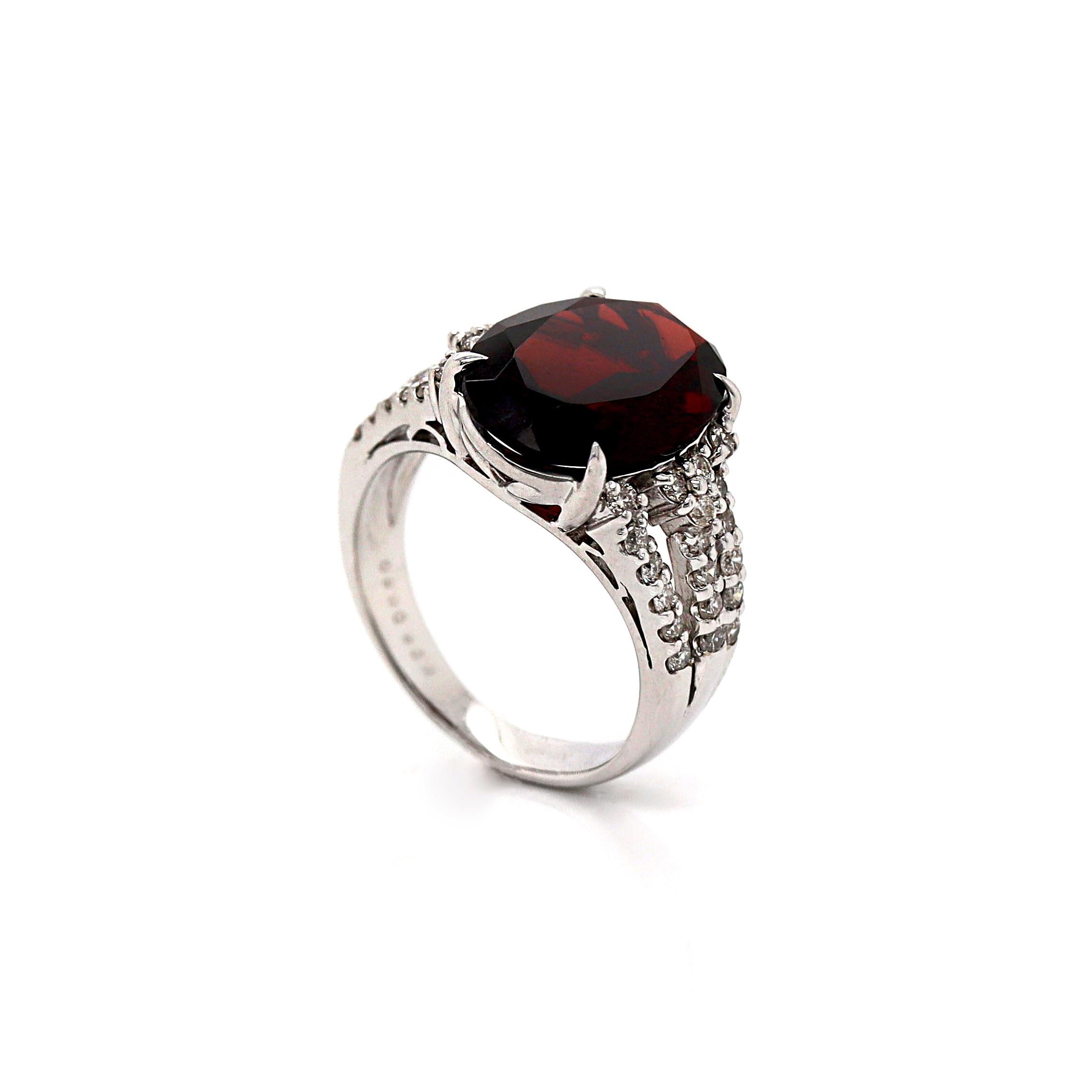 18CT White Gold Garnet And Diamond Cocktail Ring In New Condition For Sale In Sydney, NSW
