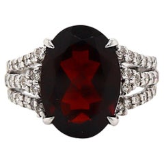 Anillo Cóctel Granate y Diamante Oro Blanco 18 Quilates