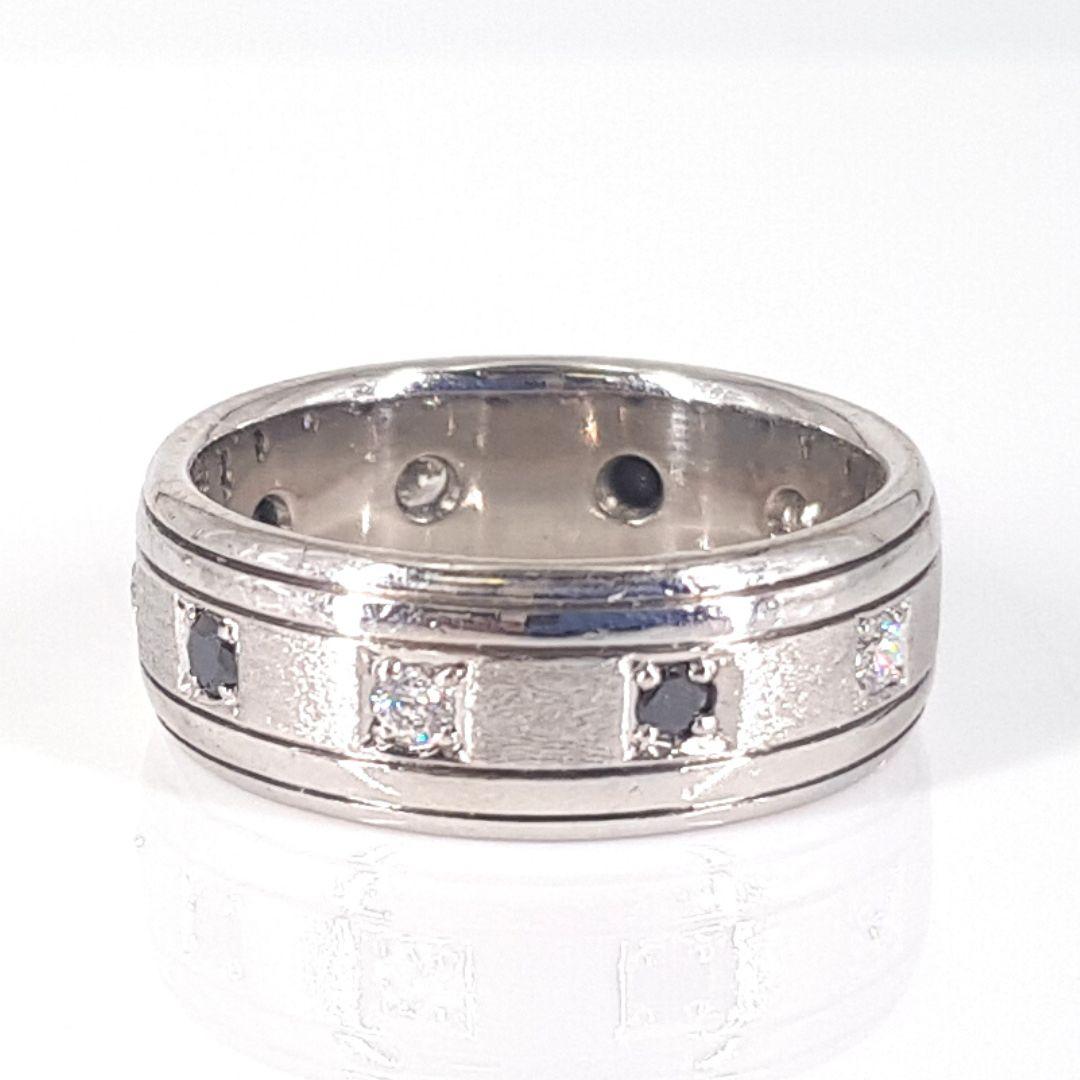 Round Cut 18 Carat White Gold Gents Diamond Ring For Sale
