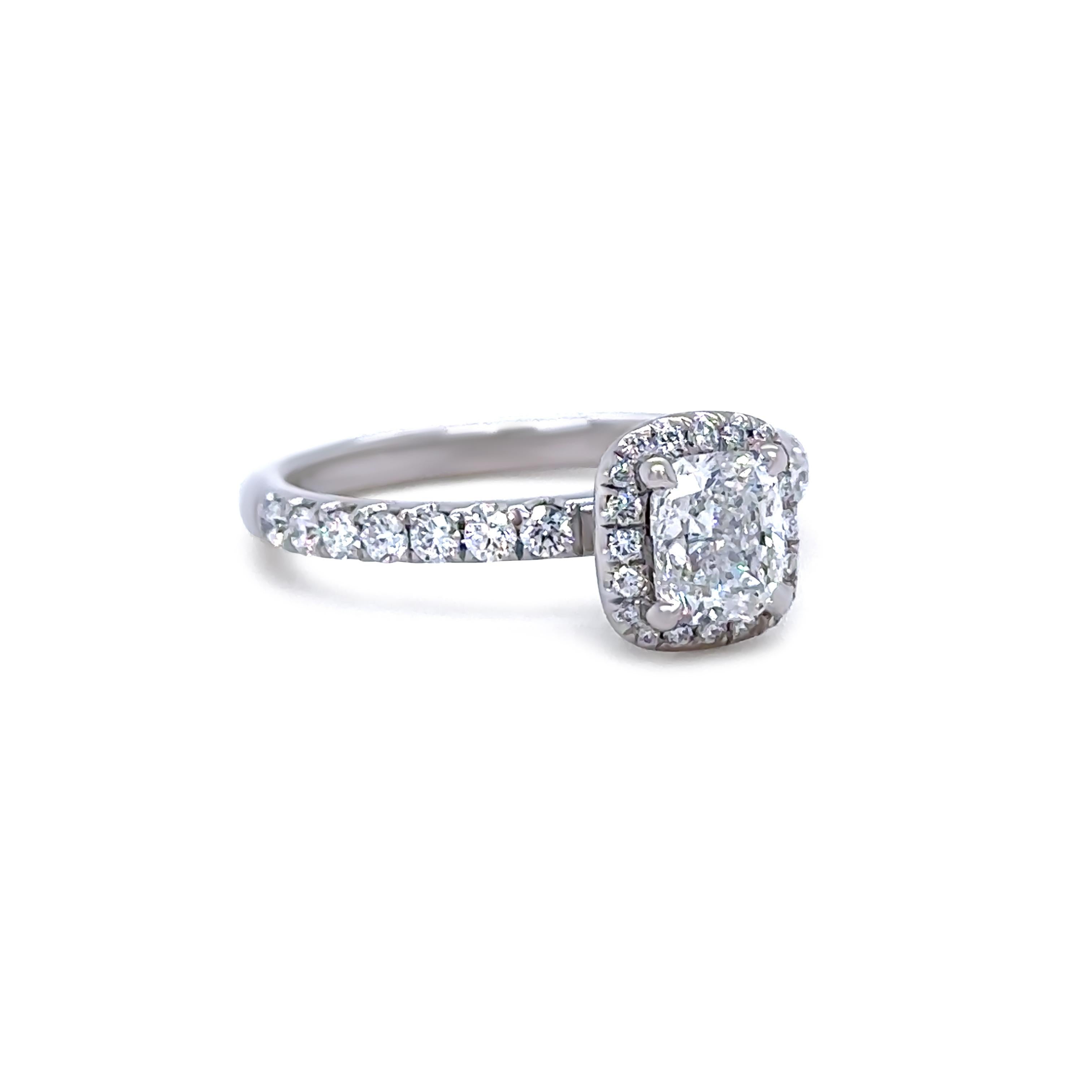 Questo anello di fidanzamento senza tempo è realizzato in oro bianco 18 carati e presenta uno splendido diamante GIA da 1,00 carati con taglio a cuscino, saldamente incastonato in una classica montatura a griffe. Il diamante centrale è classificato