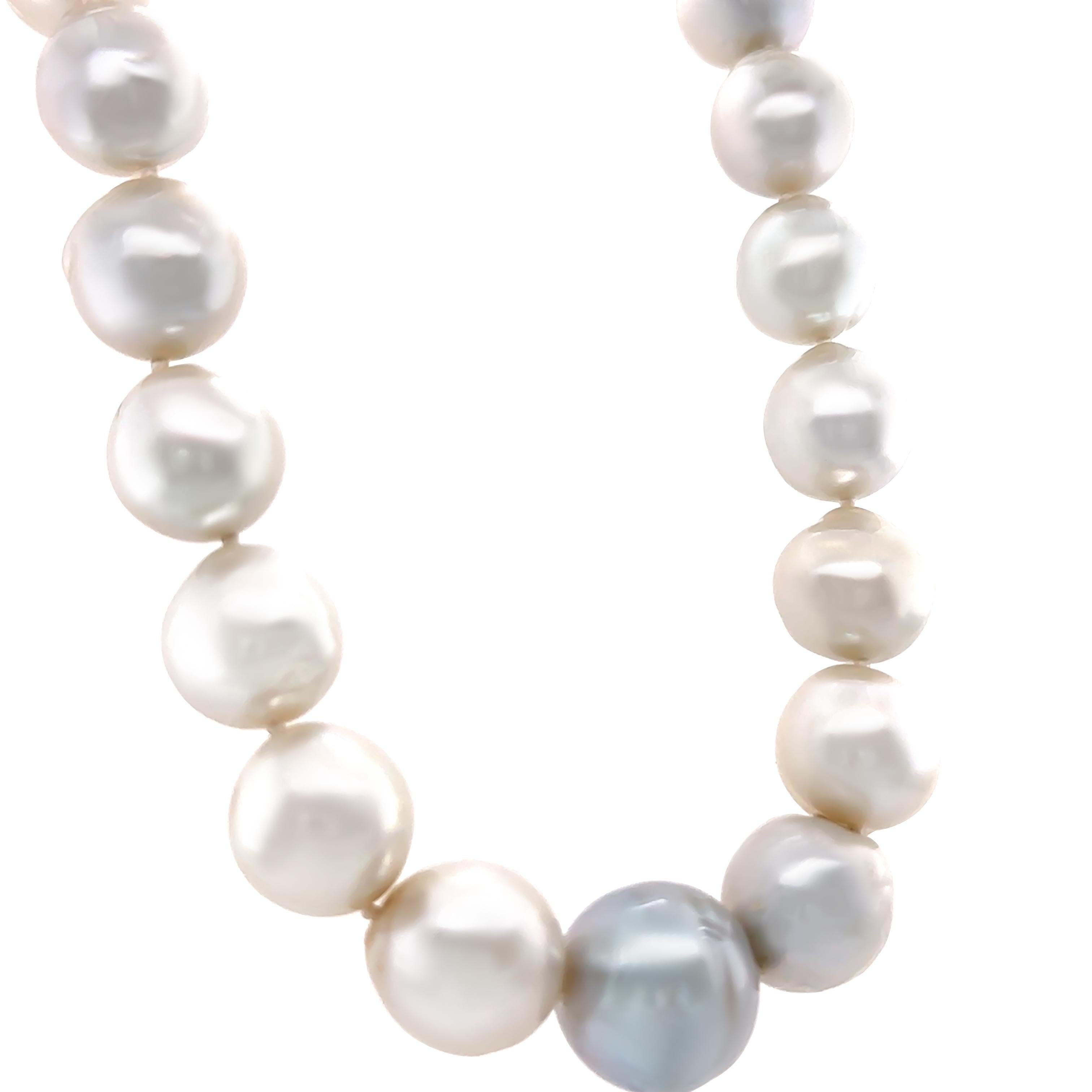 Questa elegante collana graduata di perle coltivate dei Mari del Sud è splendidamente realizzata con 31 perle semi-barocche di dimensioni comprese tra 12,0 mm e 16,6 mm. Le perle presentano una tonalità che va dal bianco all'argento, con un lustro
