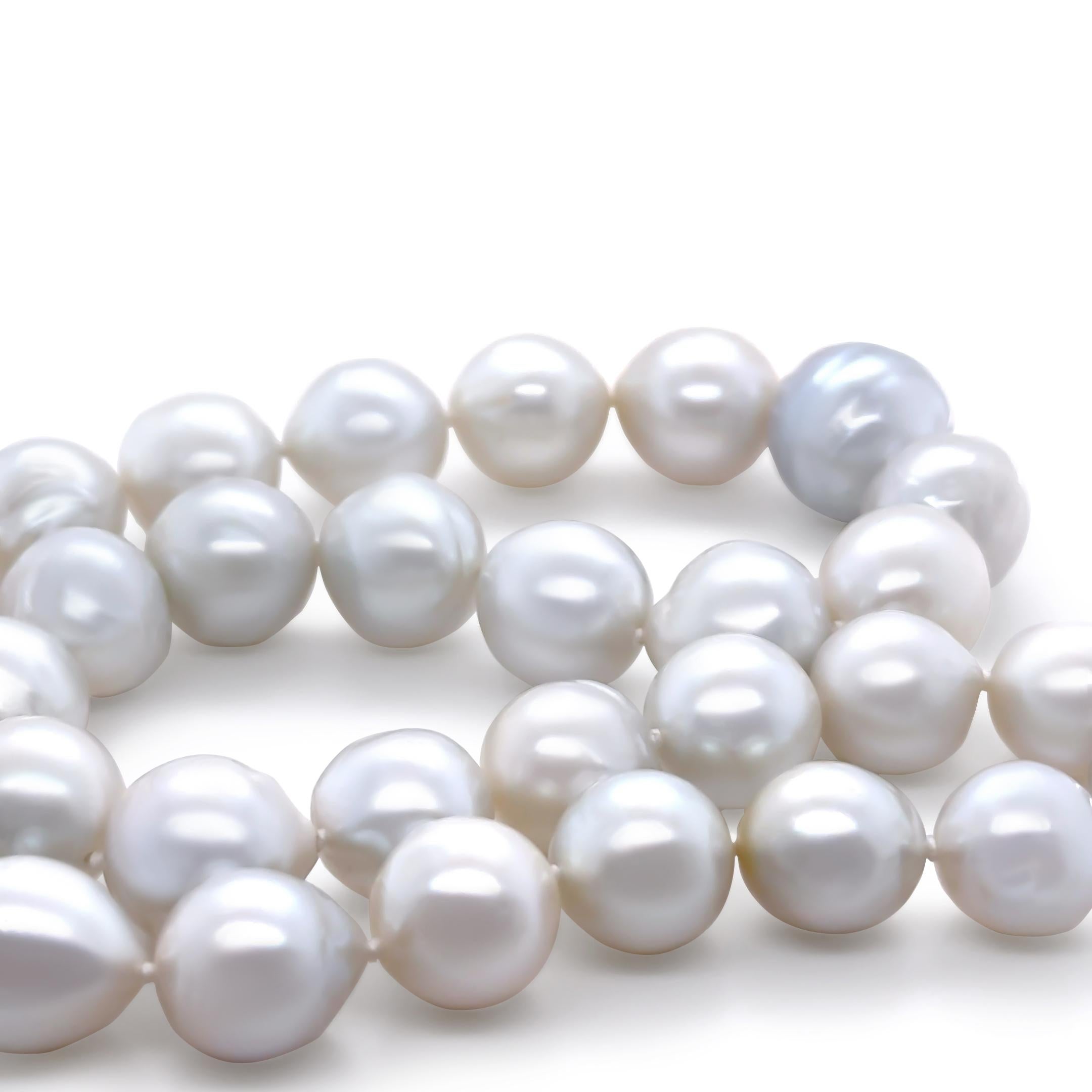 Taglio rotondo Collana di perle di coltura dei mari del sud in oro bianco 18ct, graduata, 113,45g in vendita