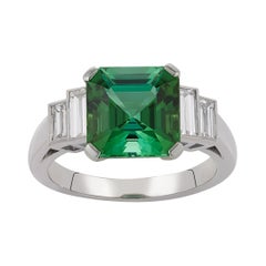 18 Karat Weißgold Ring mit grünem Turmalin und Diamant Baguette
