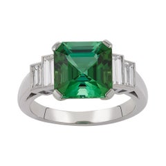 Bague en or blanc 18 carats avec tourmaline verte et diamant baguette