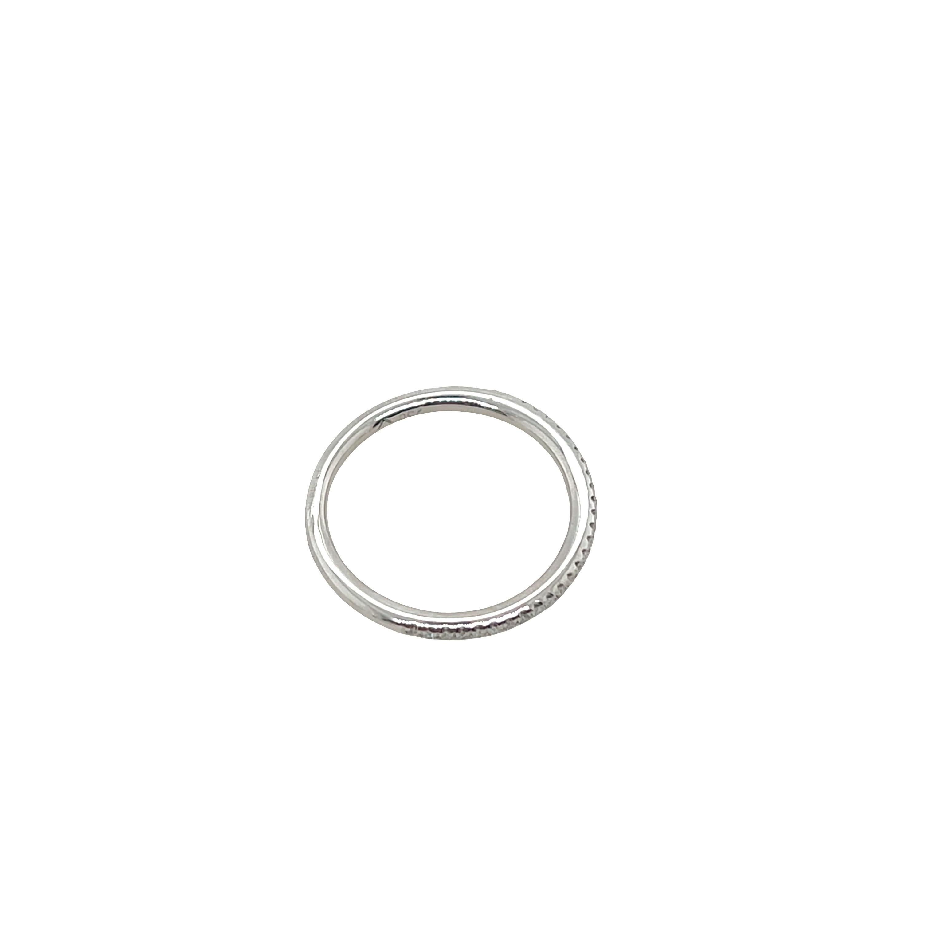 Questa fede a mezza eternità con diamante è incastonata con diamanti rotondi taglio brillante da 0.13 carati. Questo anello è elegante e bellissimo come fede nuziale, incastonato in oro bianco 18ct.

Peso totale dei diamanti: 0,13ct 
Colore del