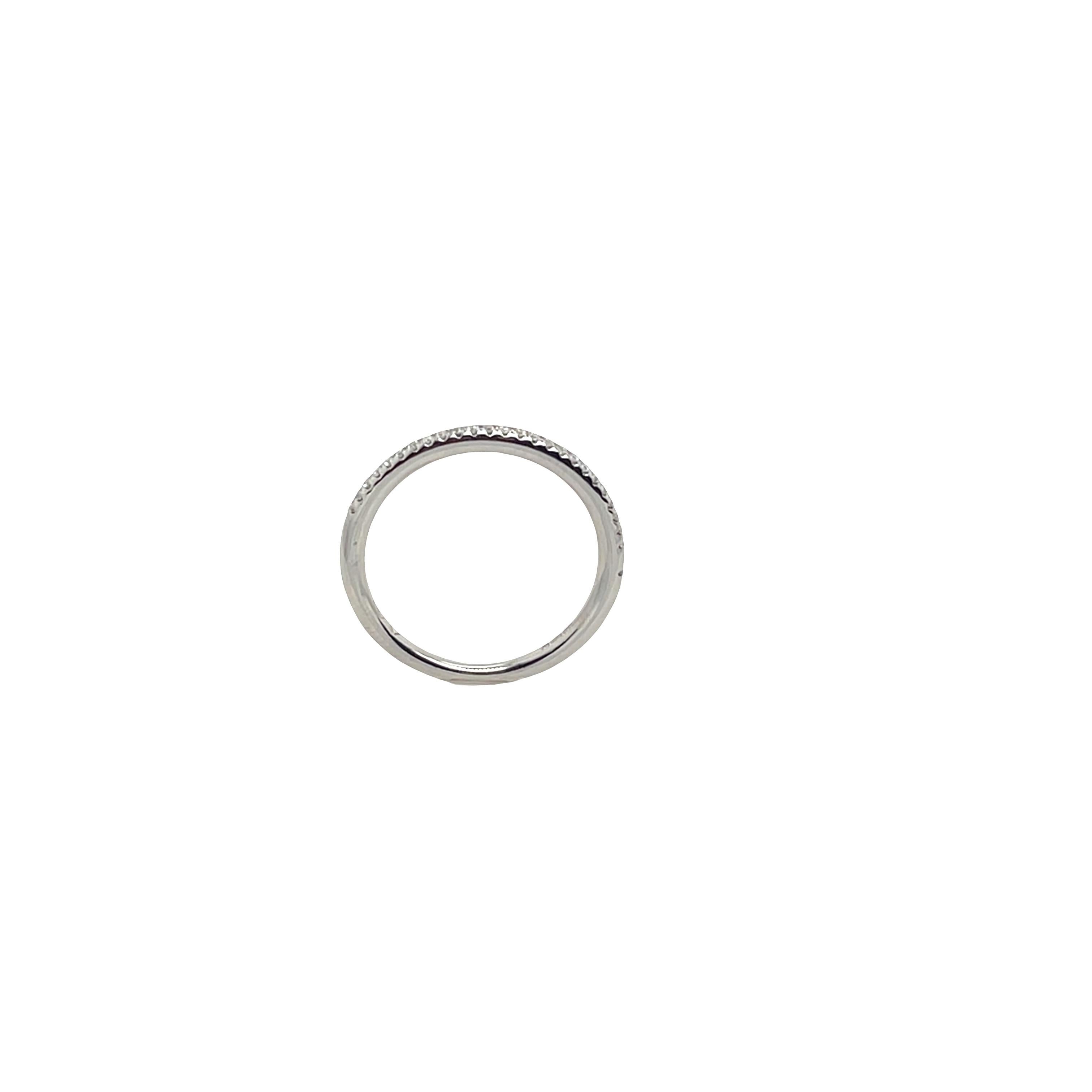 Taglio rotondo Anello a mezza eternità in oro bianco 18ct con diamanti incastonati da 0,13ct in vendita