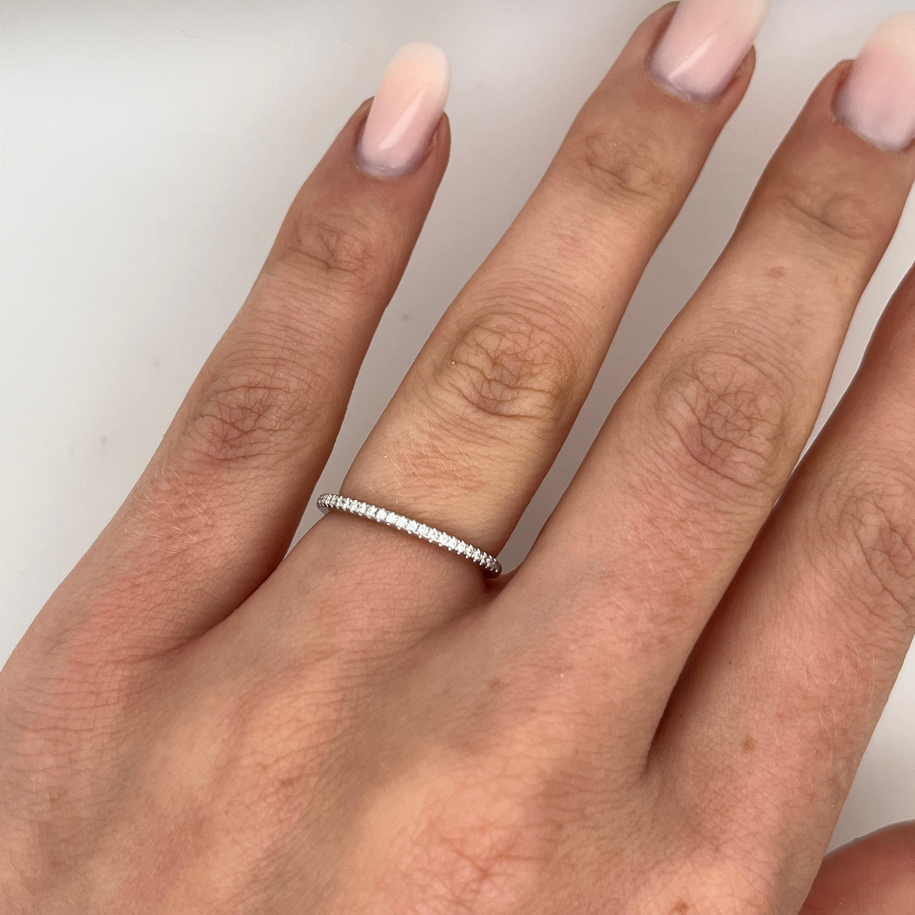 Anello a mezza eternità in oro bianco 18ct con diamanti incastonati da 0,13ct In condizioni ottime in vendita a London, GB
