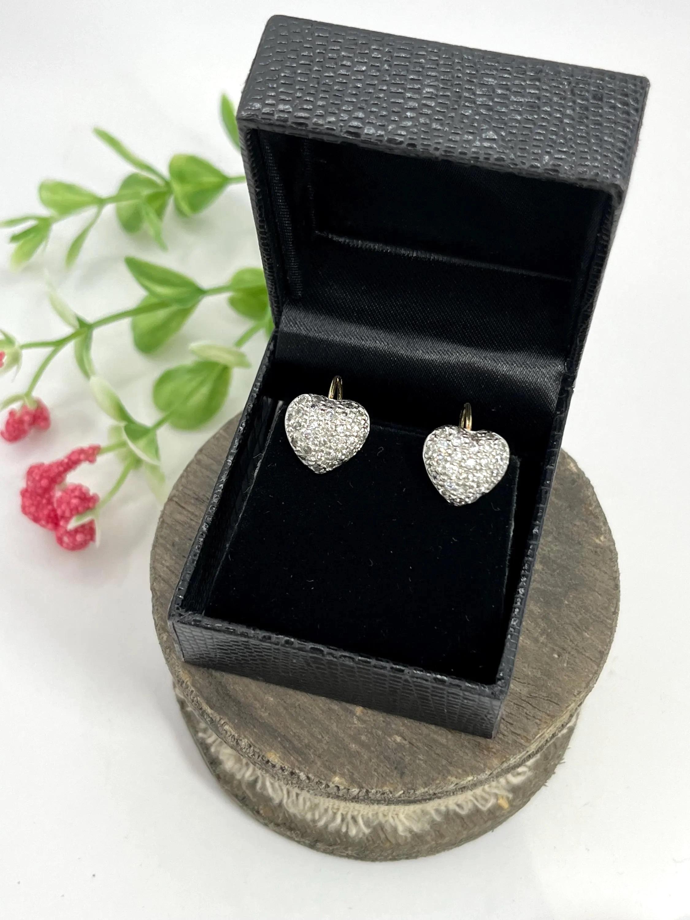 Boucles d'oreilles en or blanc 18 ct. avec diamant en forme de cœur, poids de 1,0 ct. en vente 5