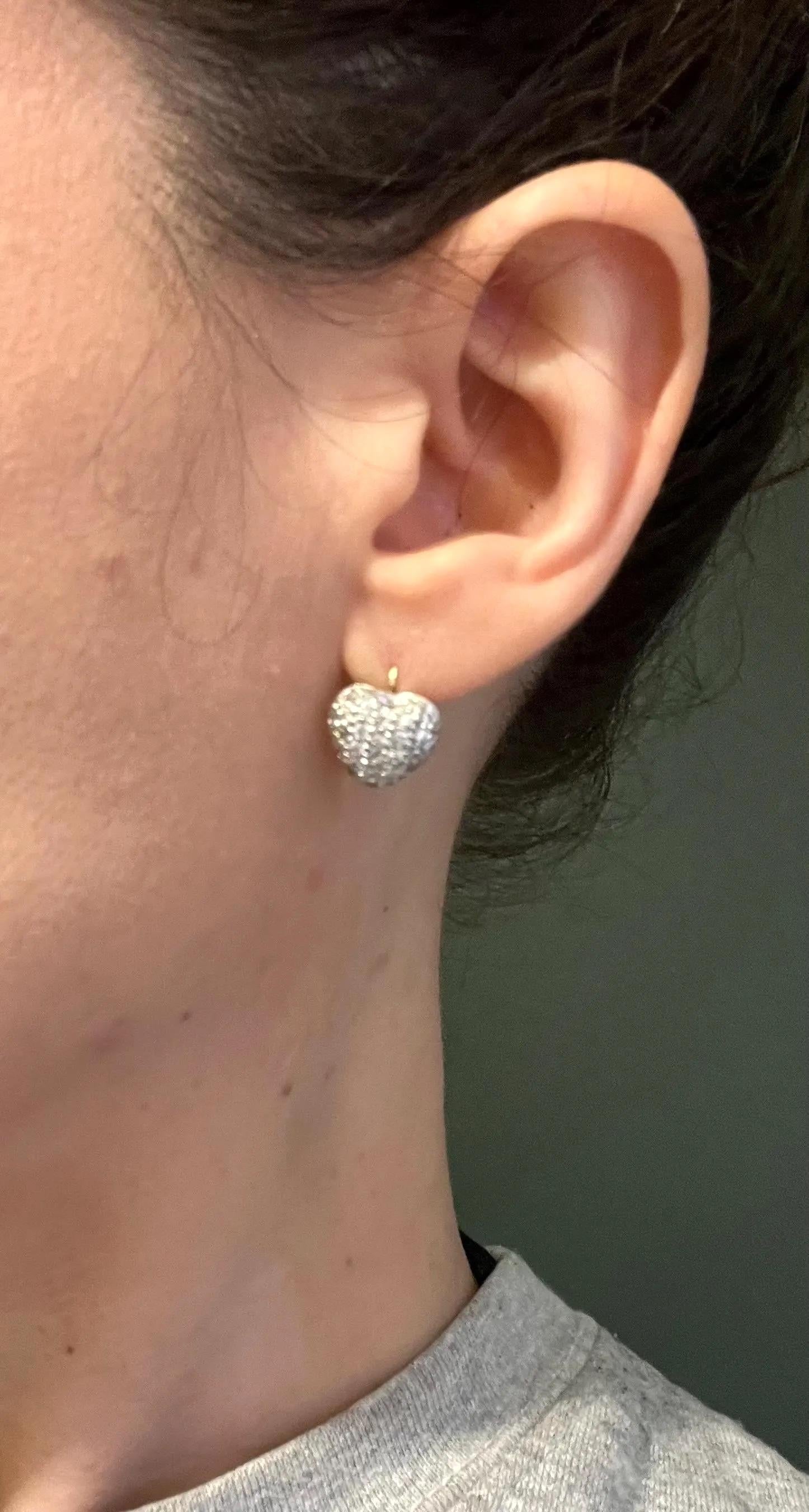 Boucles d'oreilles en forme de cœur de diamant

Or blanc 18ct estampillé 

Circa 2000

Une paire romantique de boucles d'oreilles en forme de cœur, finement réalisées en or blanc 18ct et serties de diamants taille brillant d'une valeur totale