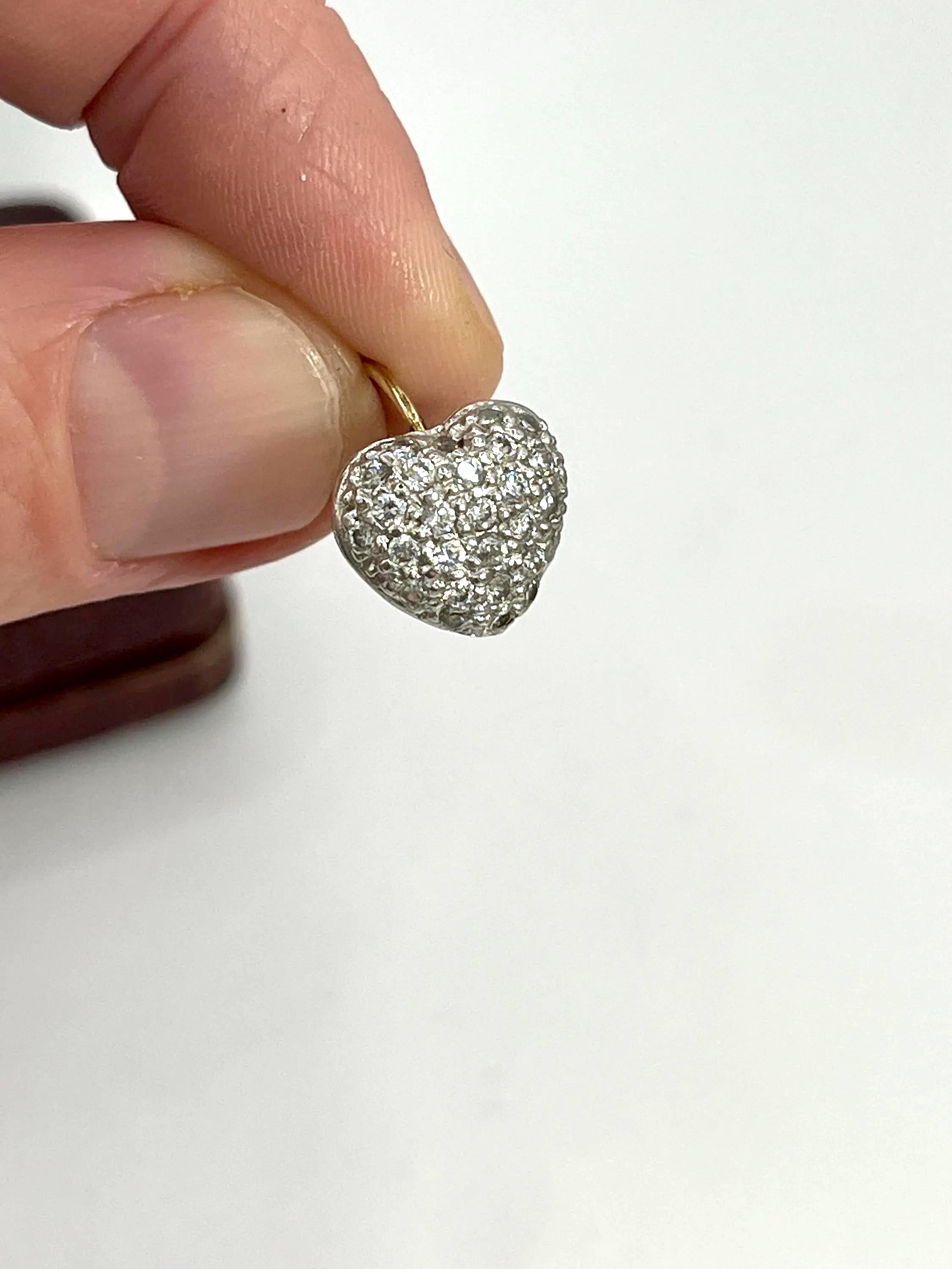 Taille brillant Boucles d'oreilles en or blanc 18 ct. avec diamant en forme de cœur, poids de 1,0 ct. en vente