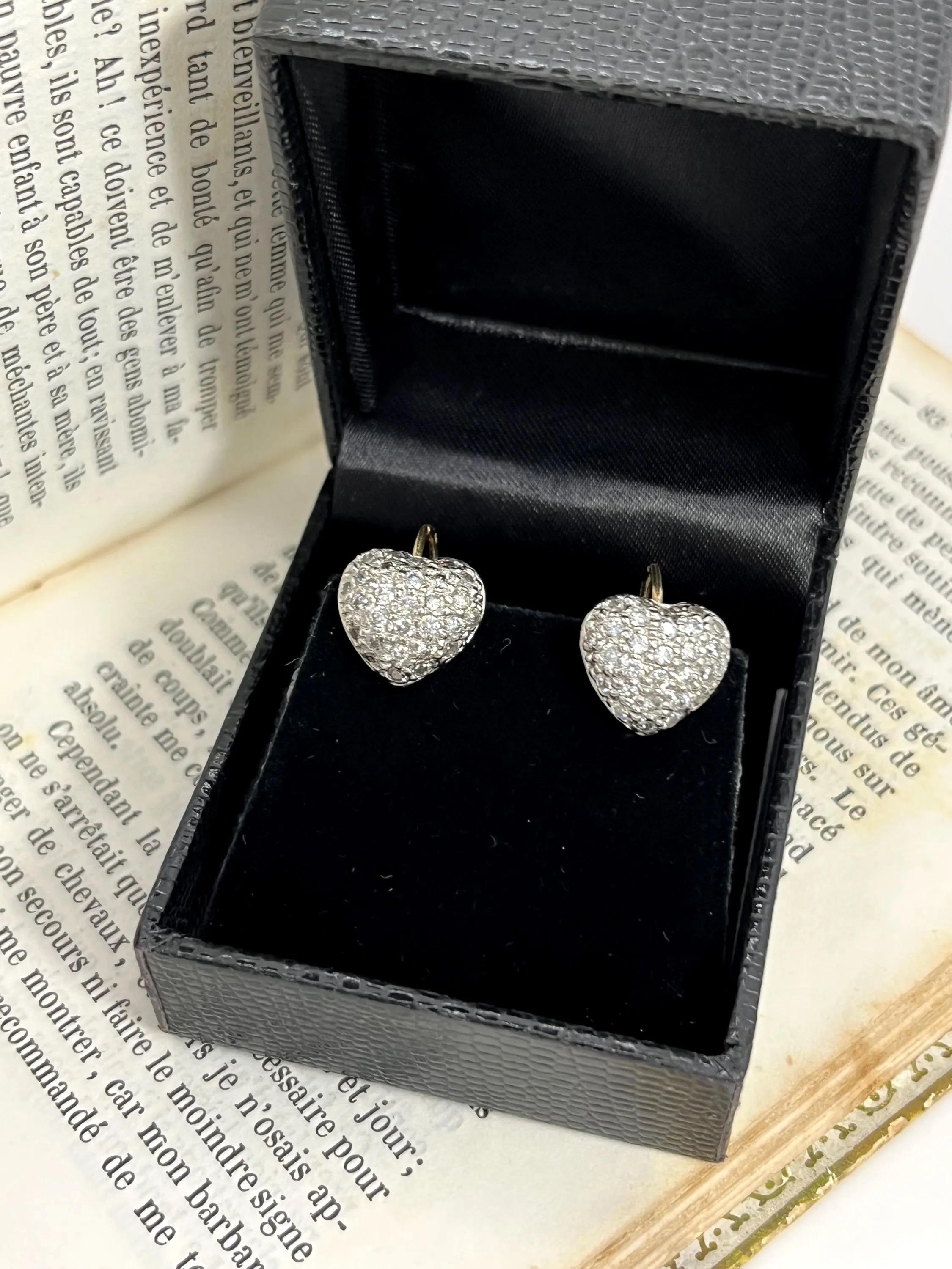 Boucles d'oreilles en or blanc 18 ct. avec diamant en forme de cœur, poids de 1,0 ct. Unisexe en vente
