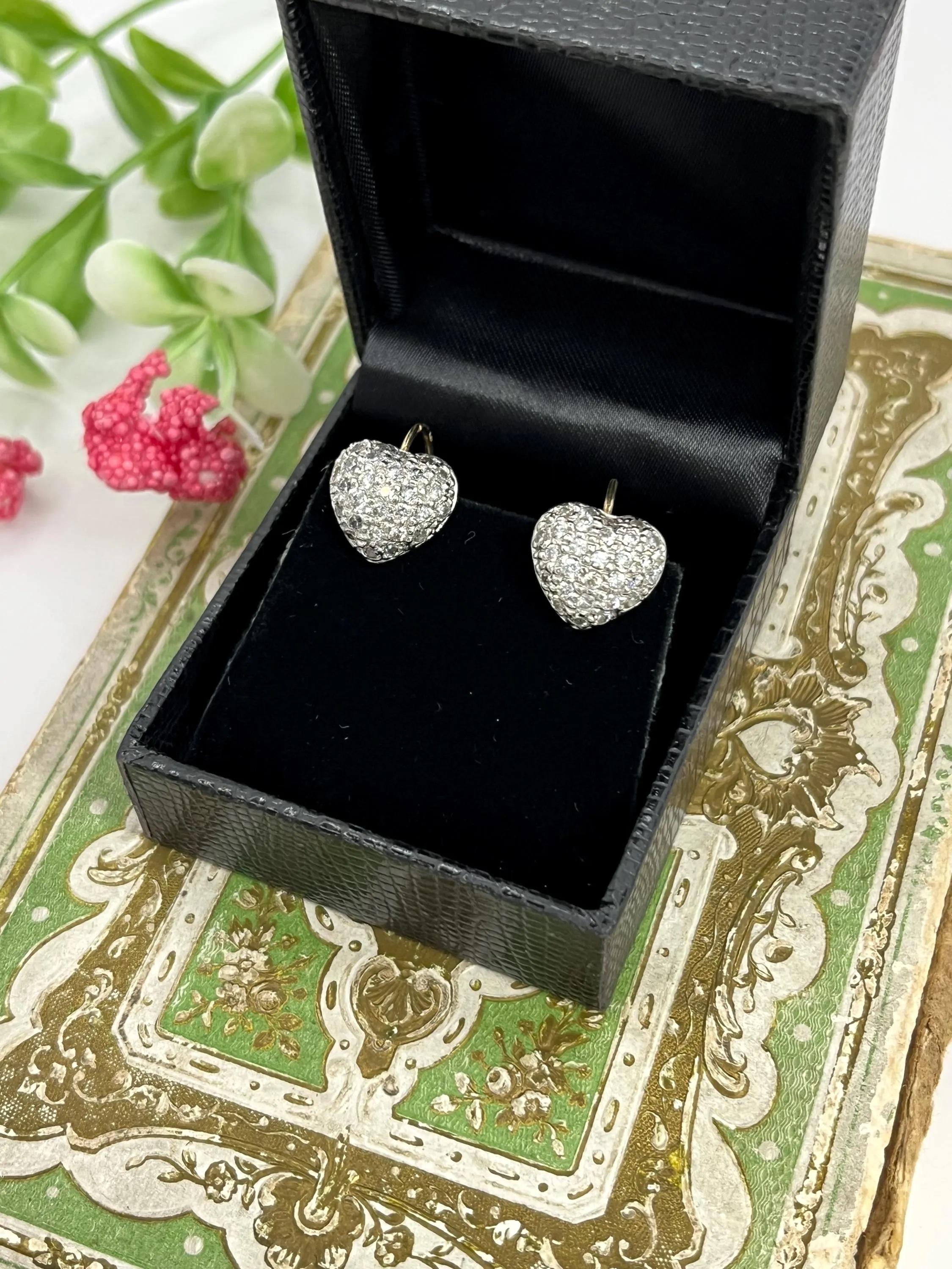 Boucles d'oreilles en or blanc 18 ct. avec diamant en forme de cœur, poids de 1,0 ct. en vente 1