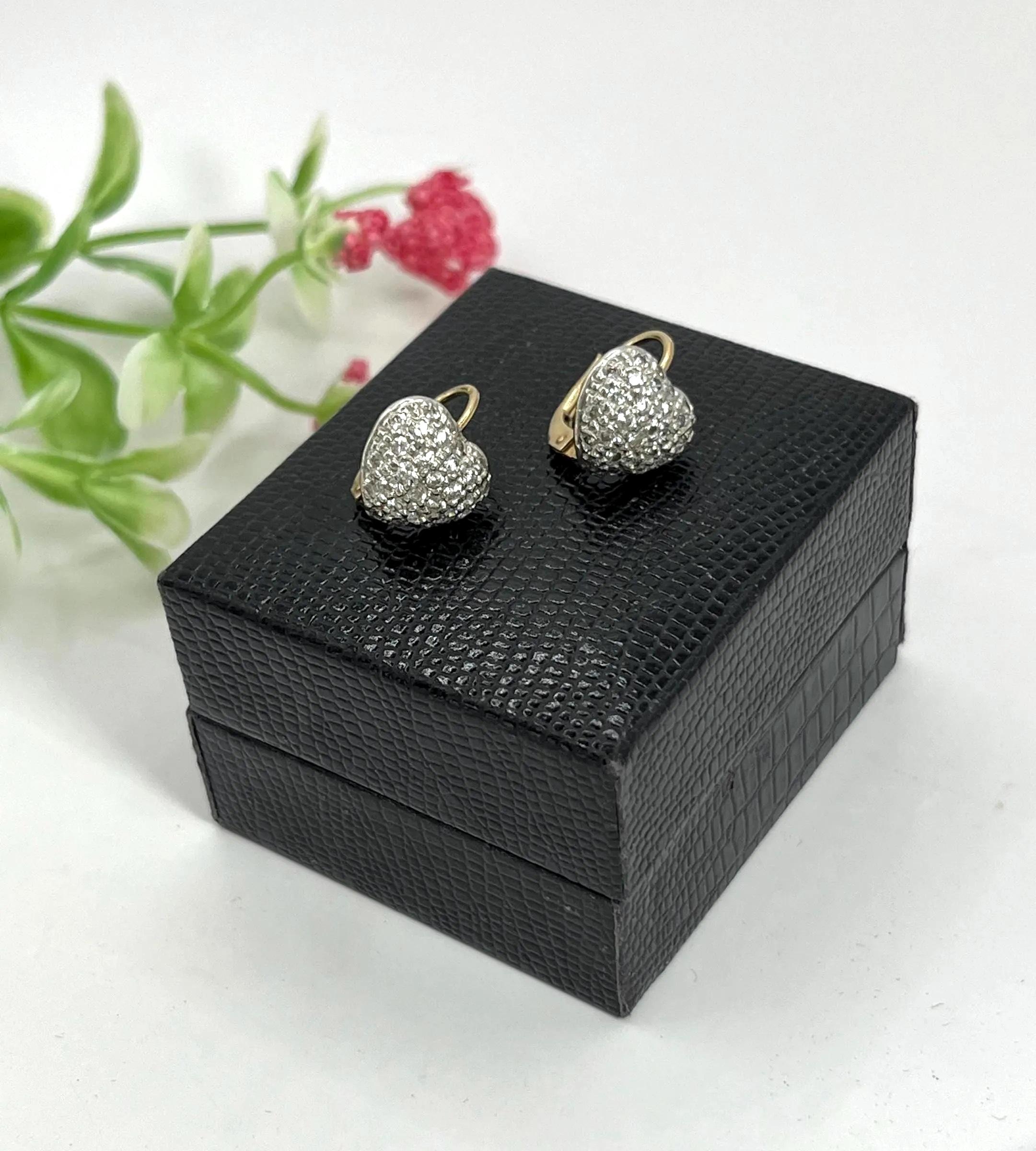 Boucles d'oreilles en or blanc 18 ct. avec diamant en forme de cœur, poids de 1,0 ct. en vente 2