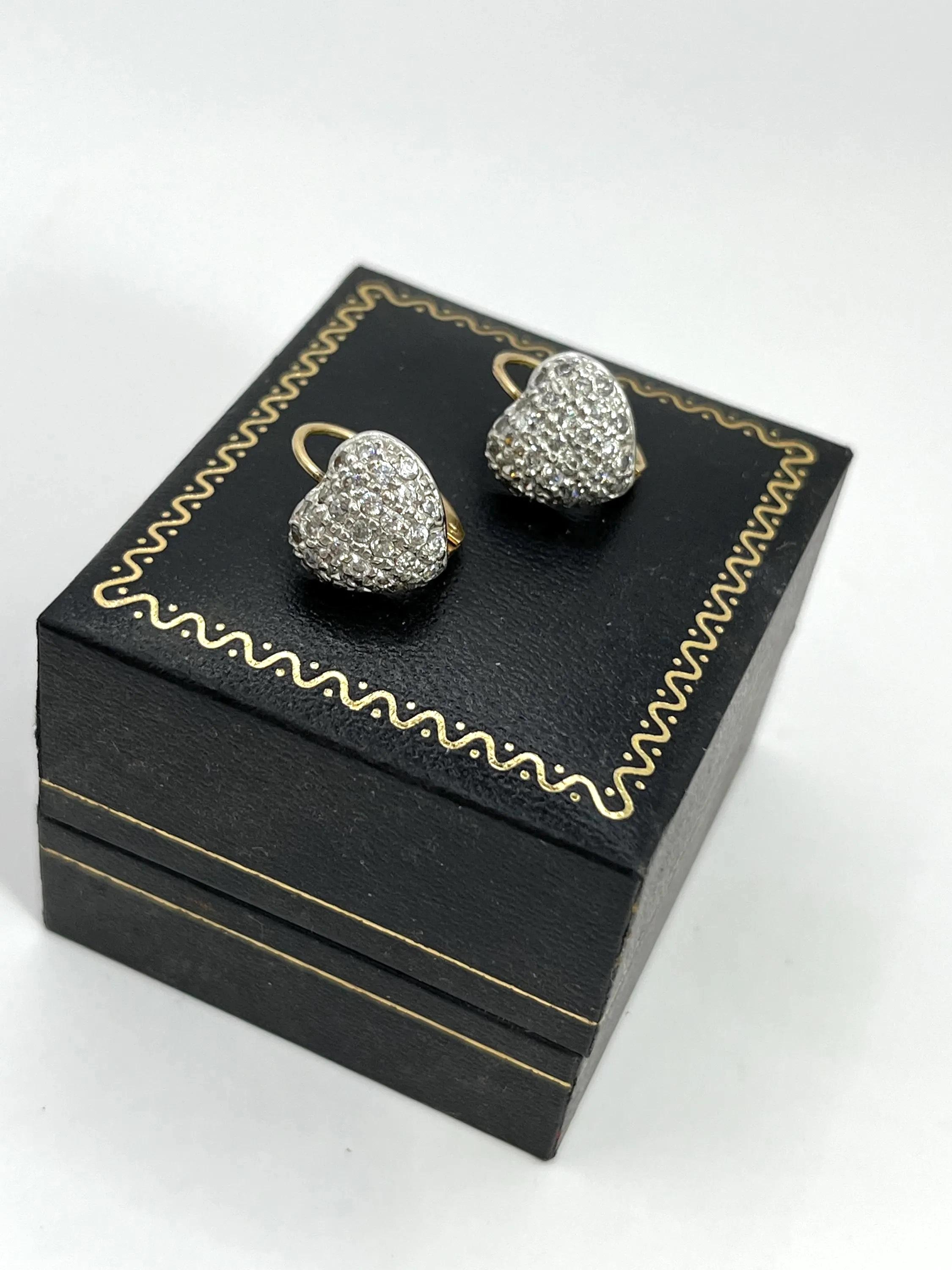 Boucles d'oreilles en or blanc 18 ct. avec diamant en forme de cœur, poids de 1,0 ct. en vente 4