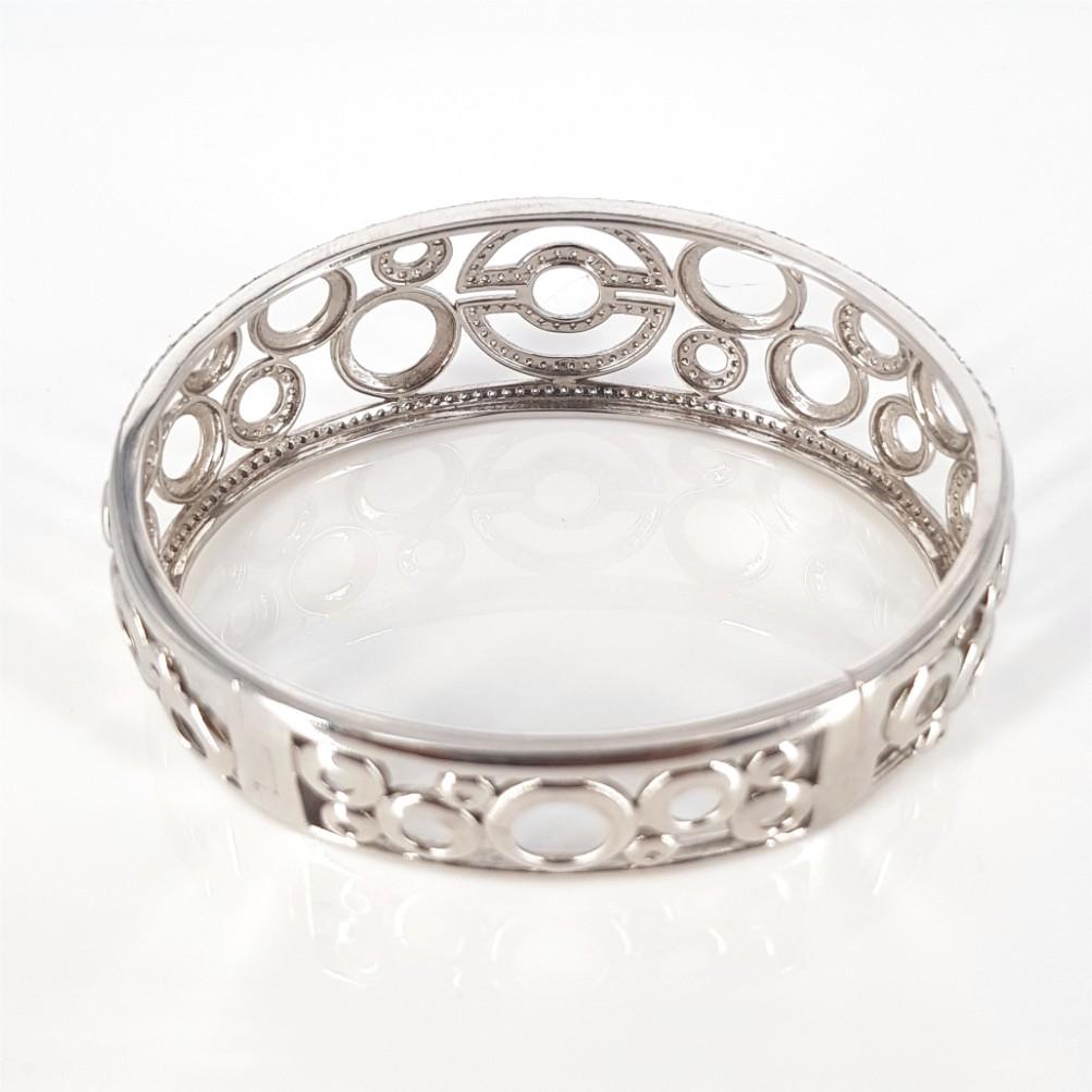 18ct White Gold Hinged Diamond Bangle In Excellent Condition For Sale In Cape Town, ZA